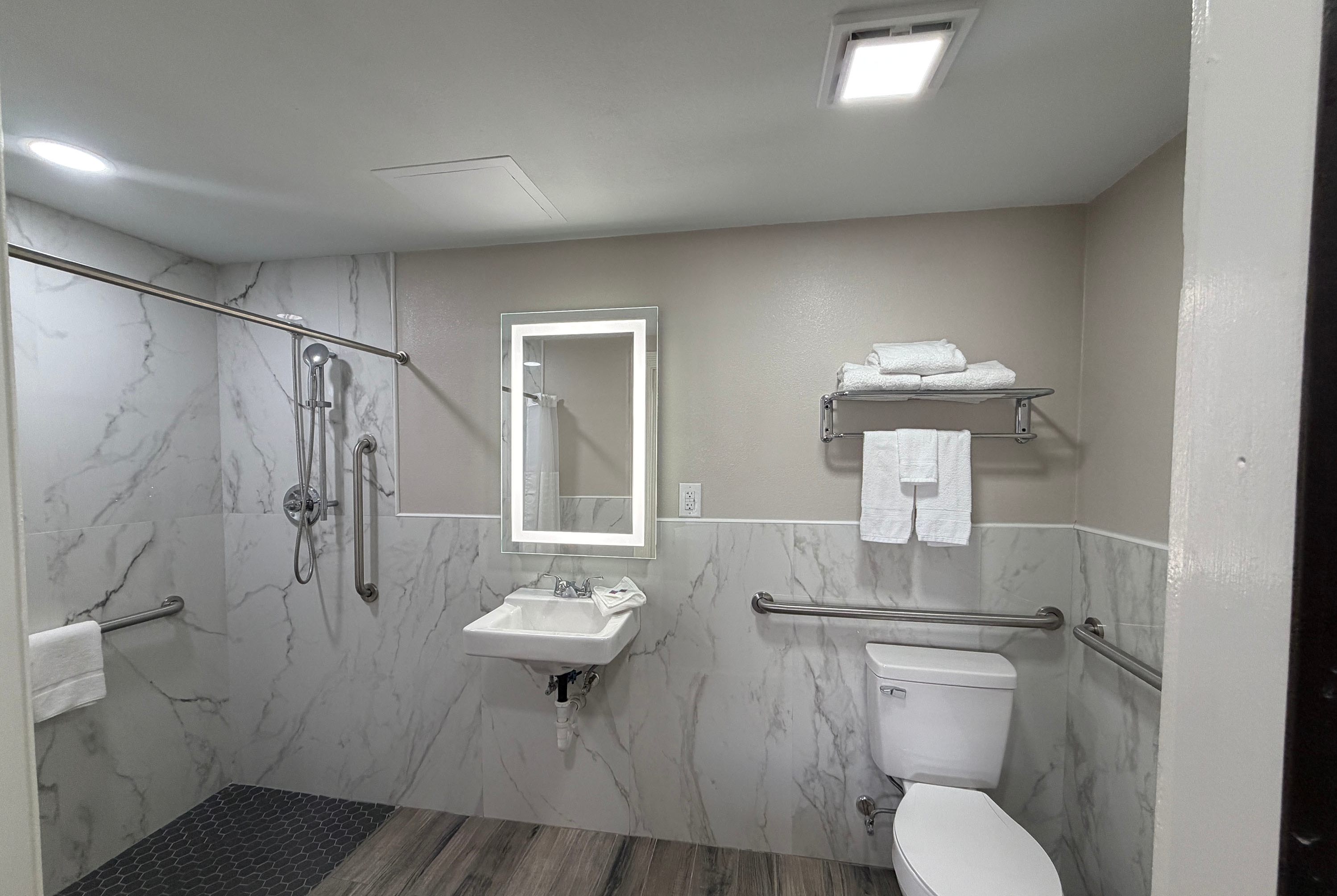 Guest room bath at the Baymont by Wyndham Newark/Wilmington in Newark, Delaware