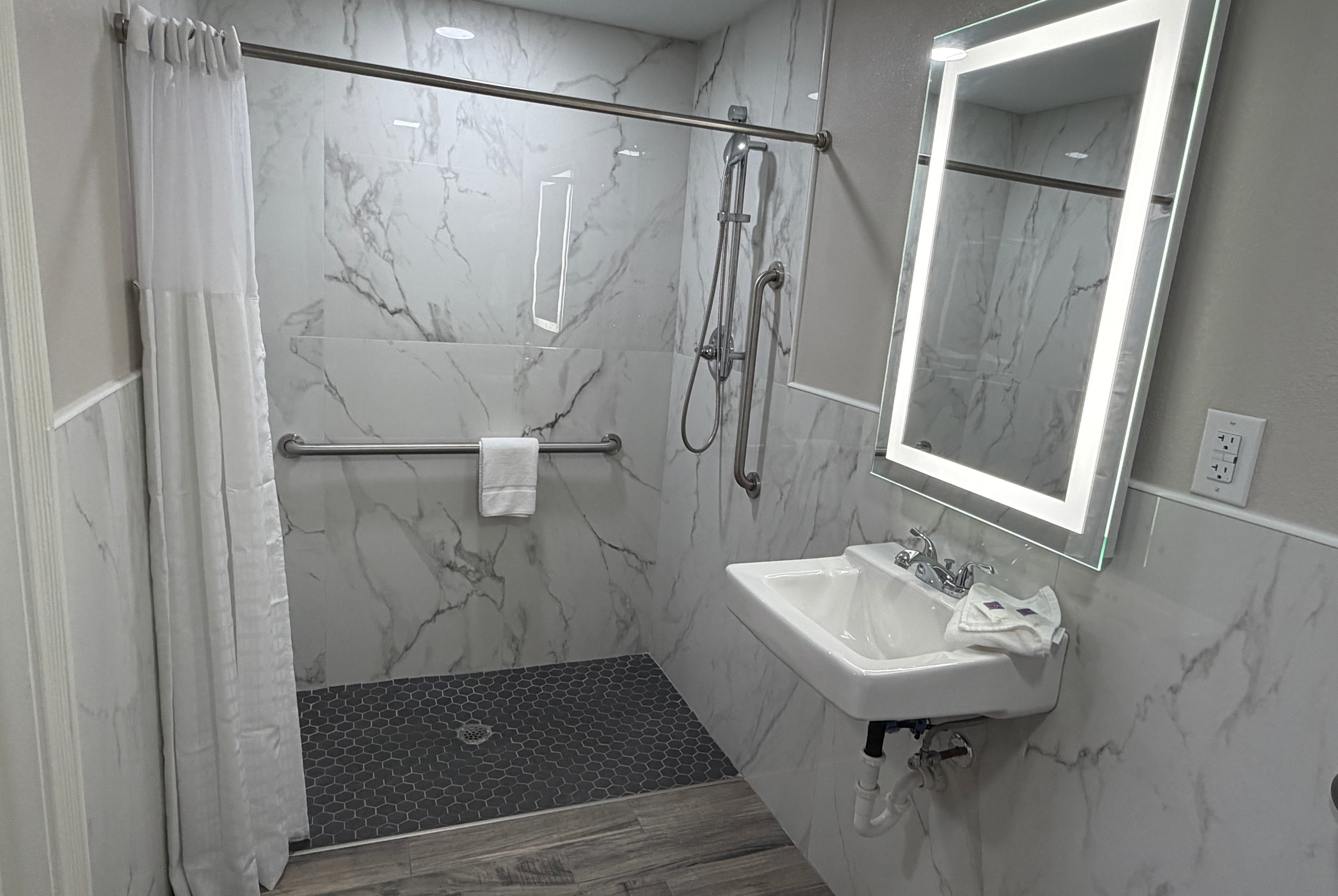 Guest room bath at the Baymont by Wyndham Newark/Wilmington/Mall Area in Newark, Delaware