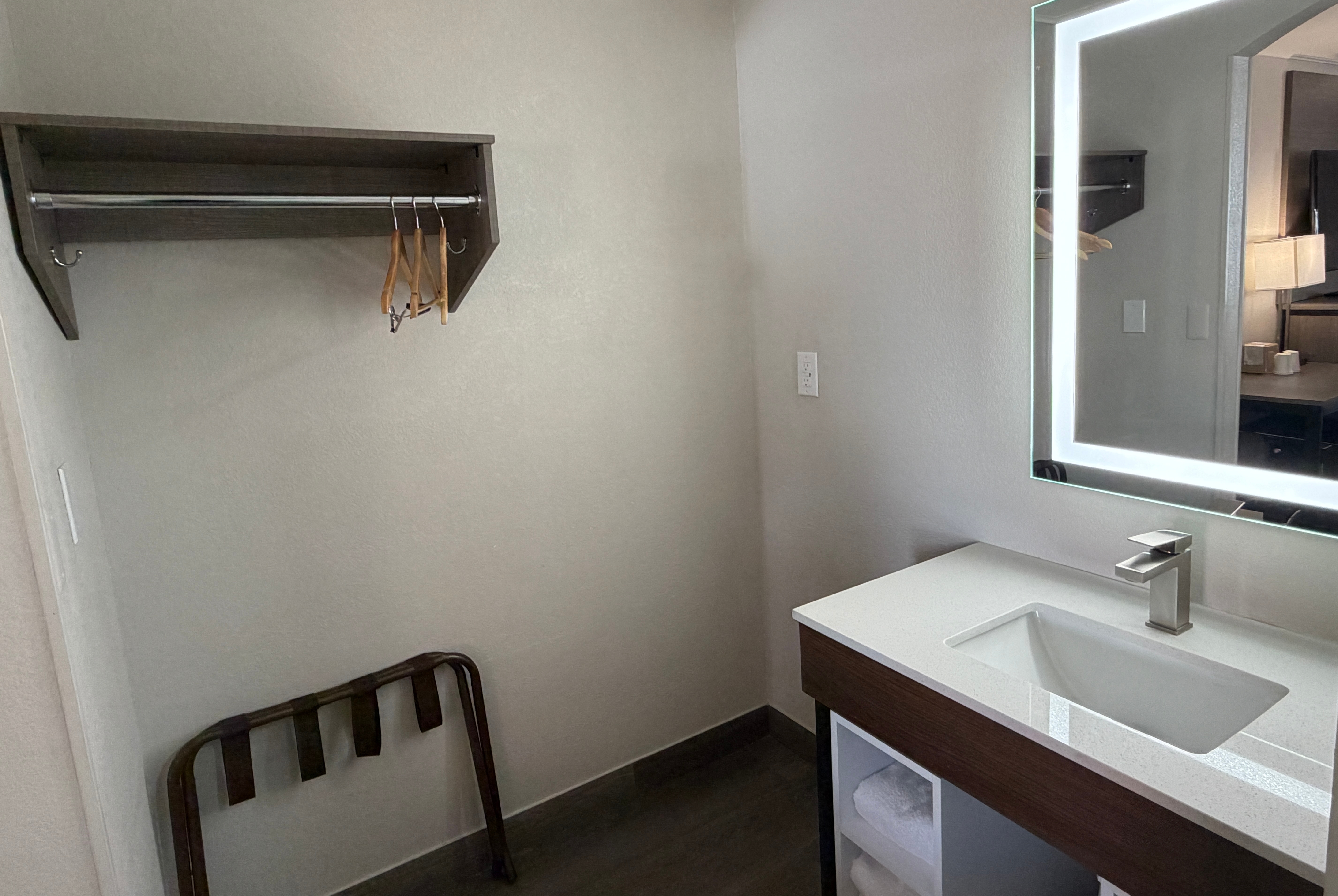 Guest room bath at the Baymont by Wyndham Newark/Wilmington/Mall Area in Newark, Delaware