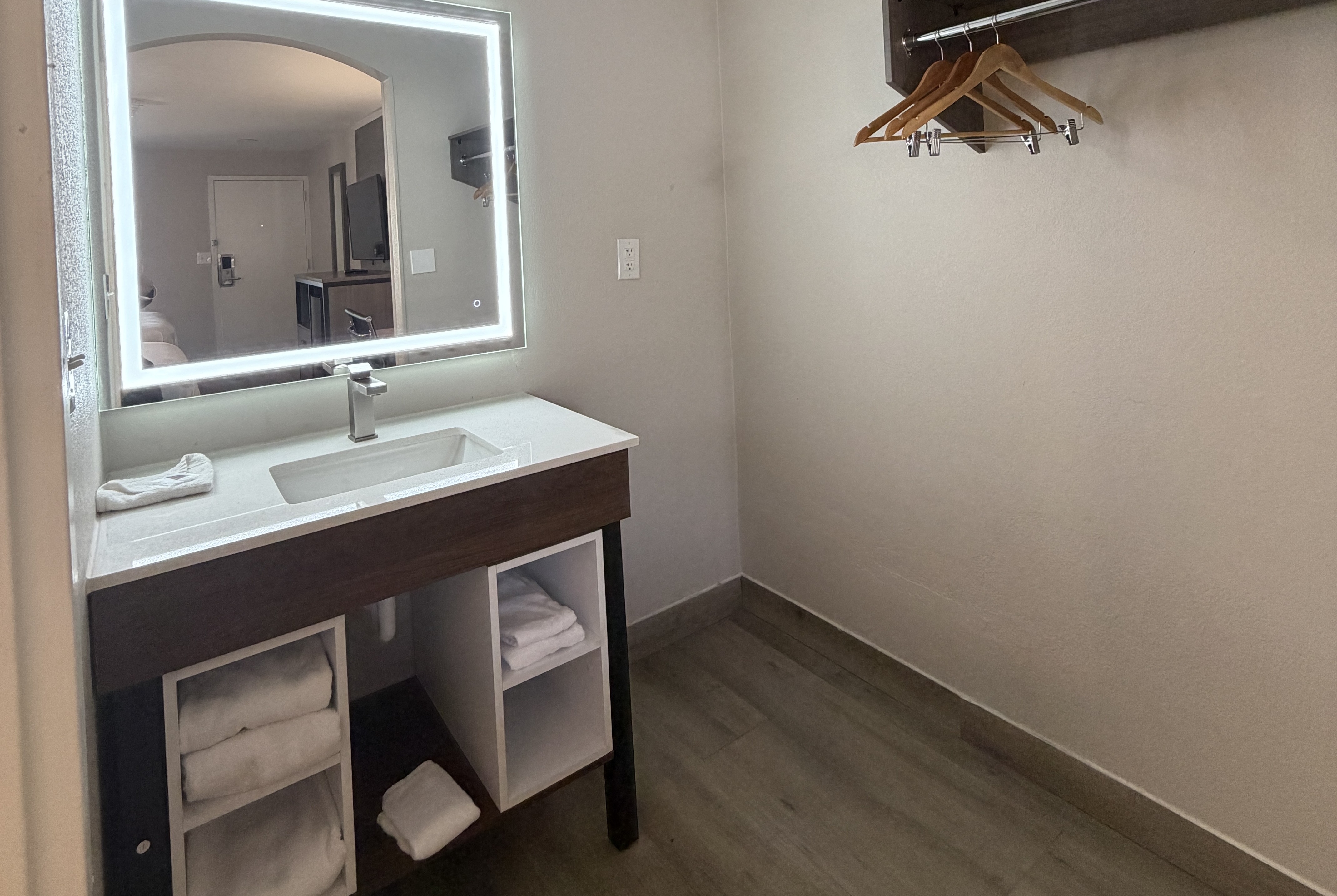 Guest room bath at the Baymont by Wyndham Newark/Wilmington/Mall Area in Newark, Delaware