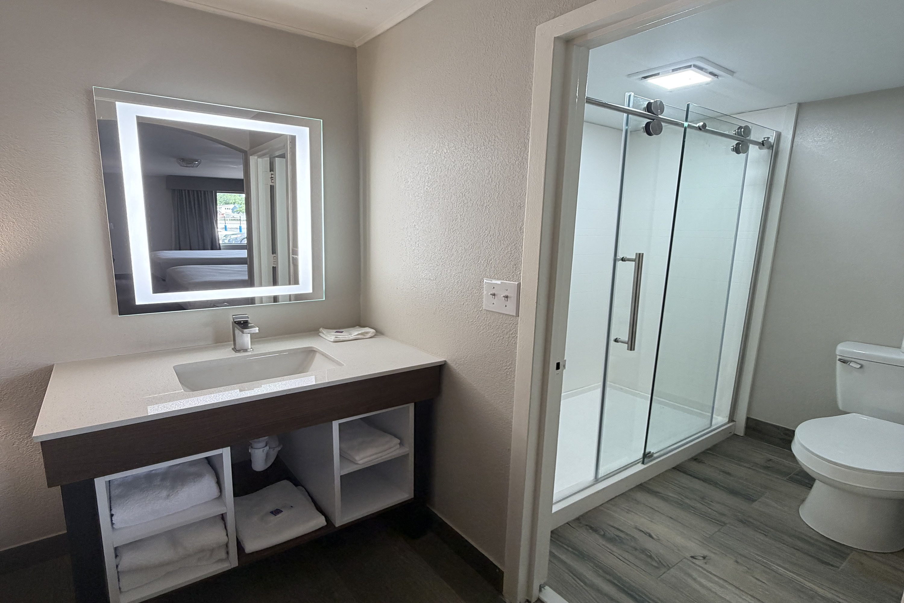Guest room bath at the Baymont by Wyndham Newark/Wilmington in Newark, Delaware