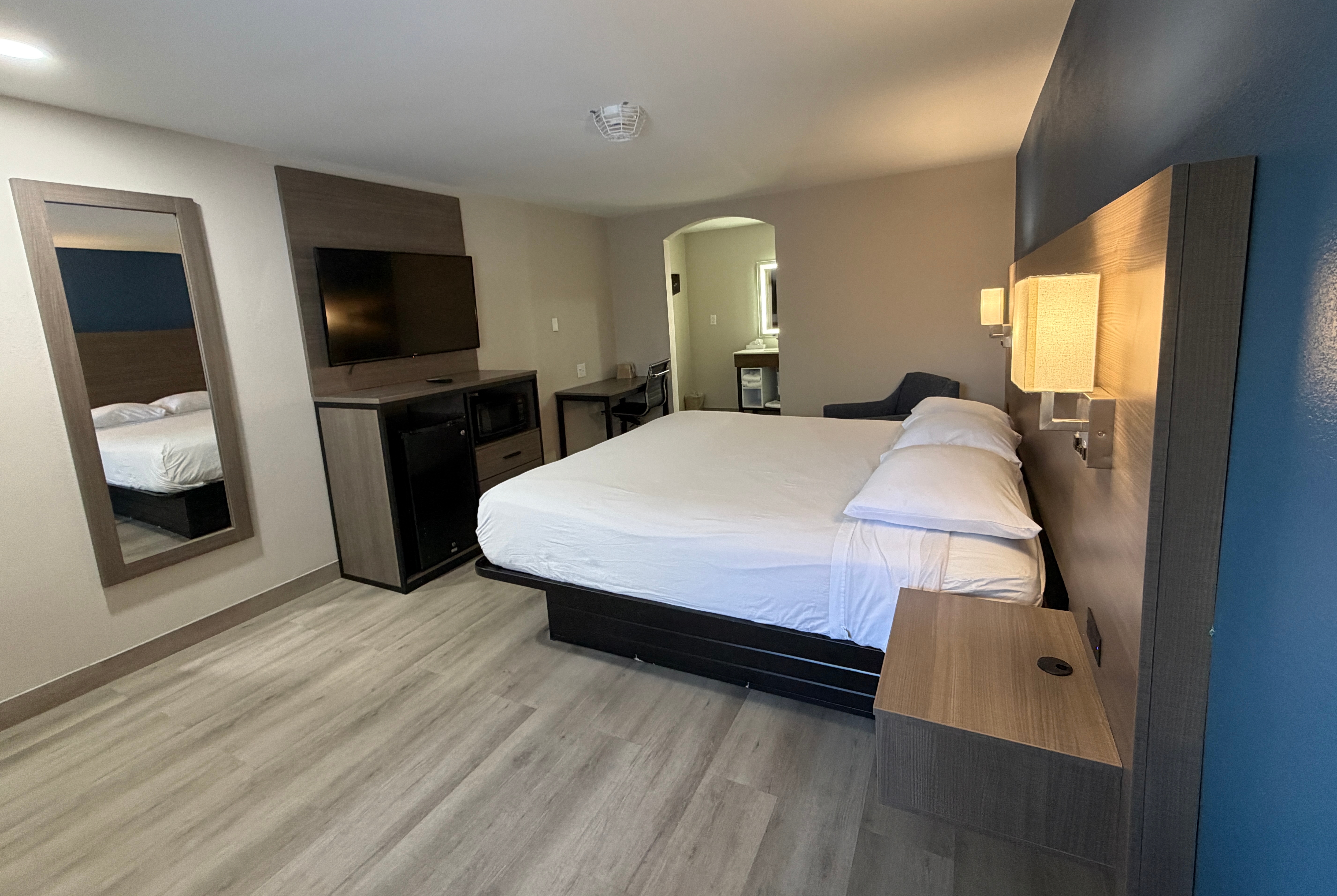 Guest room at the Baymont by Wyndham Newark/Wilmington/Mall Area in Newark, Delaware