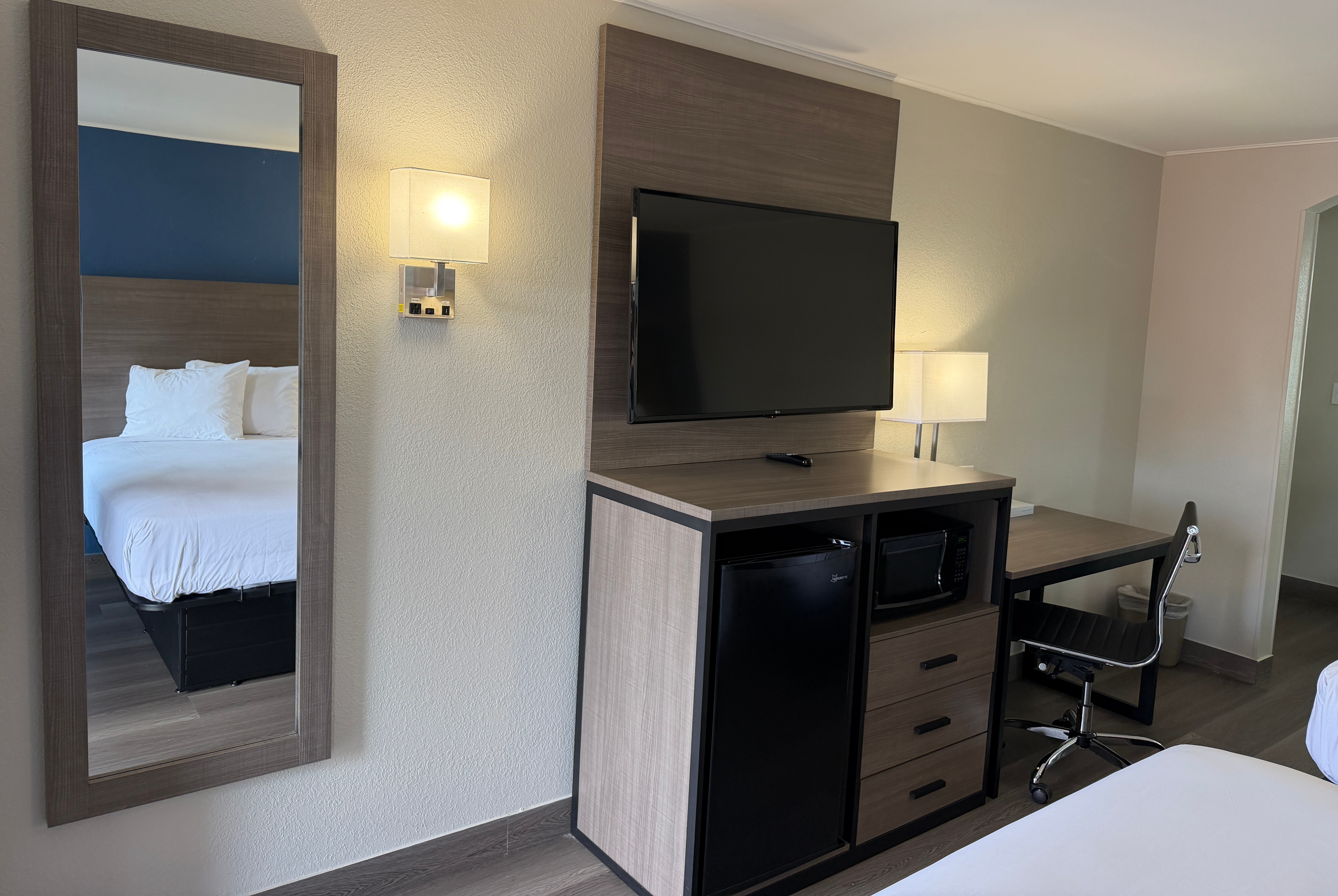 Guest room at the Baymont by Wyndham Newark/Wilmington/Mall Area in Newark, Delaware