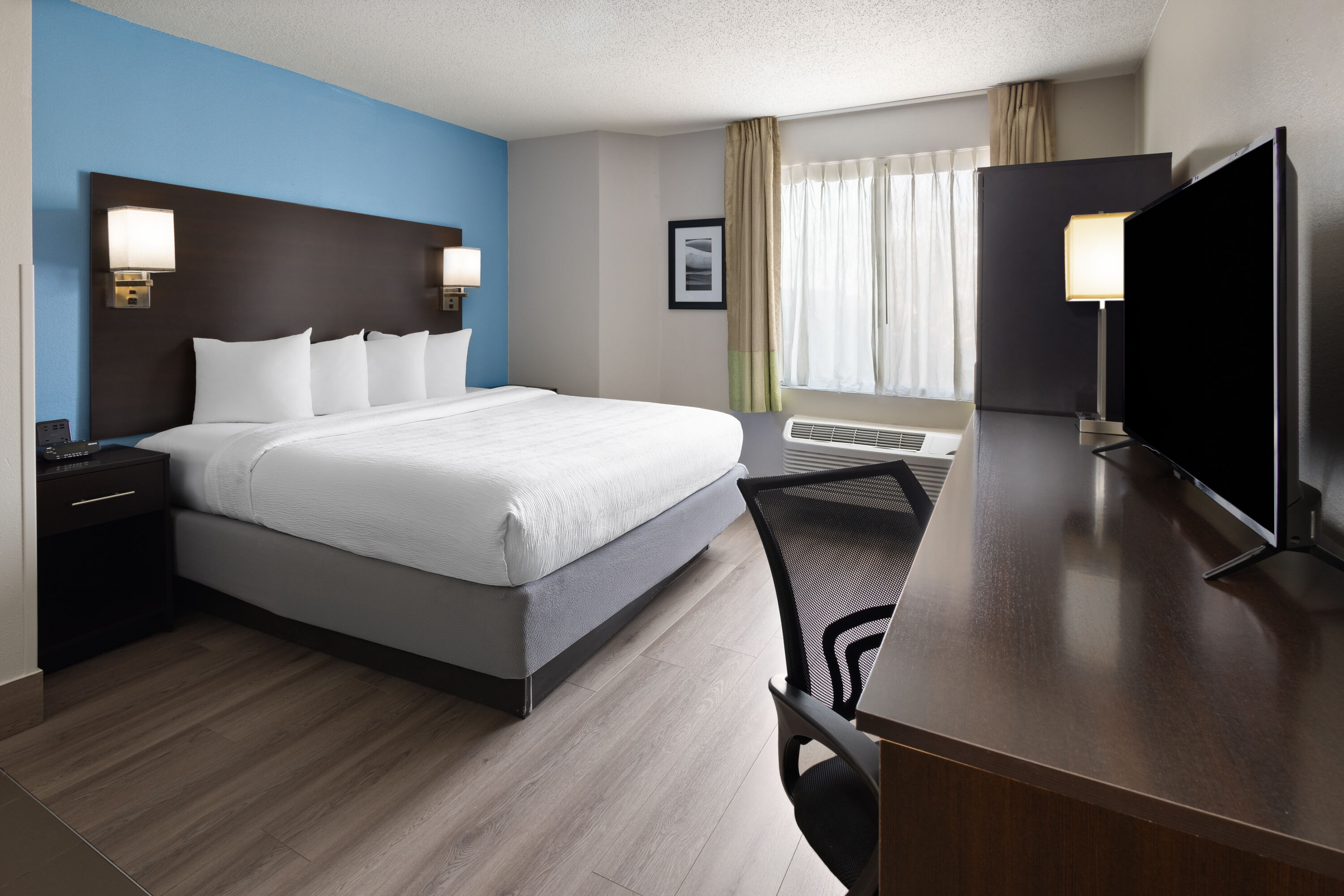 Guest room at the Baymont by Wyndham Newark I-95 at University of Delaware in Newark, Delaware