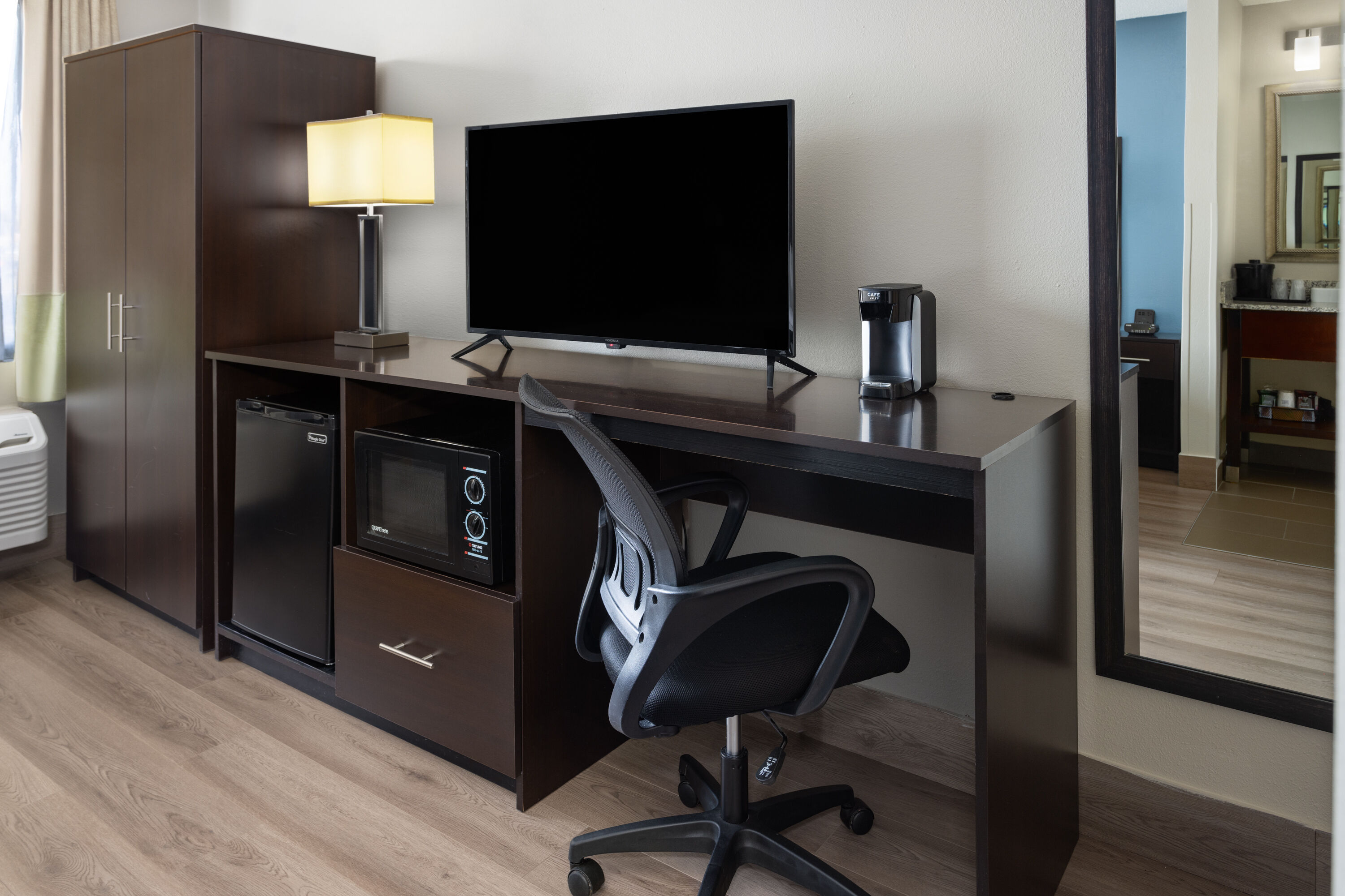 Guest room at the Baymont by Wyndham Newark I-95 at University of Delaware in Newark, Delaware