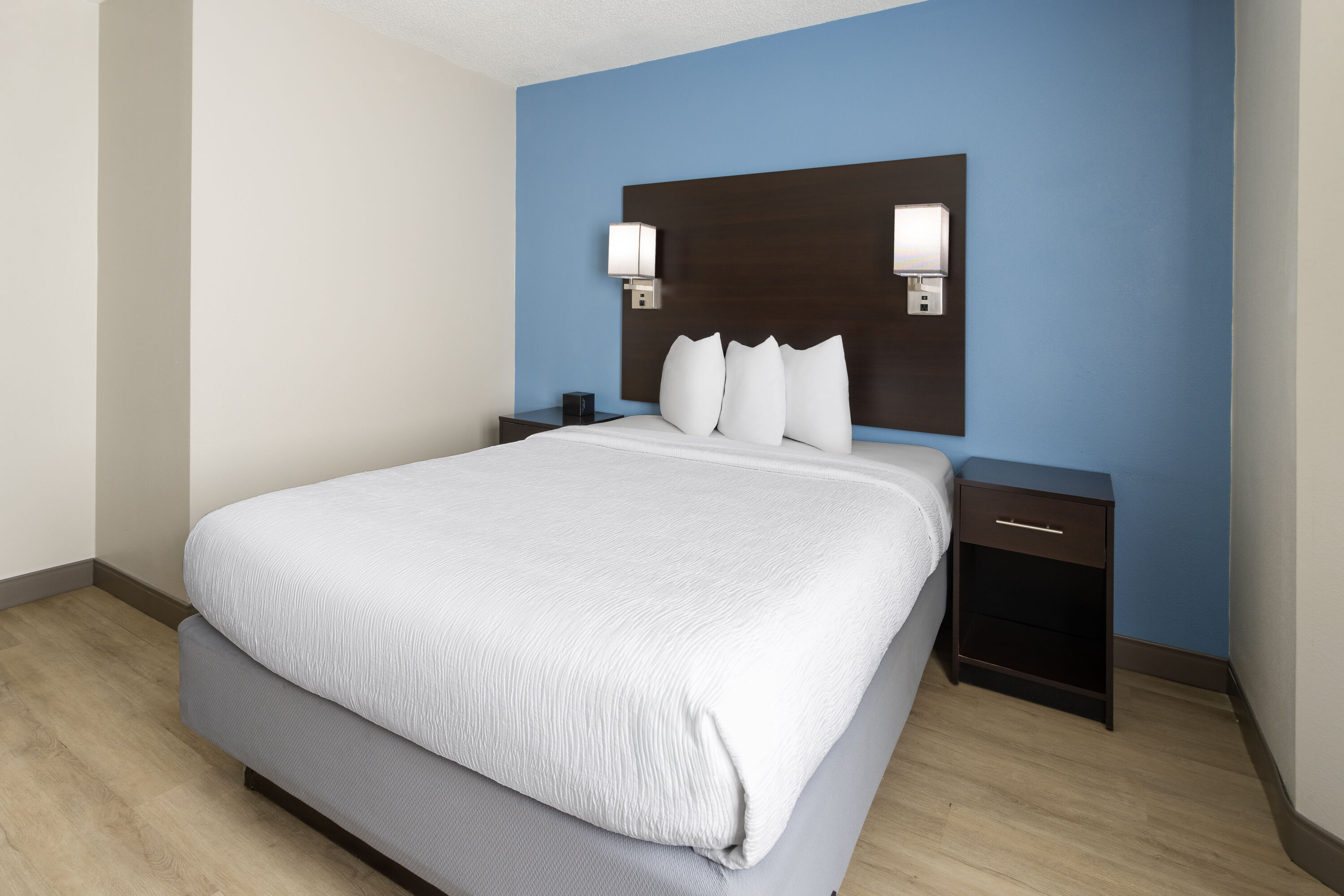 Guest room at the Baymont by Wyndham Newark I-95 at University of Delaware in Newark, Delaware