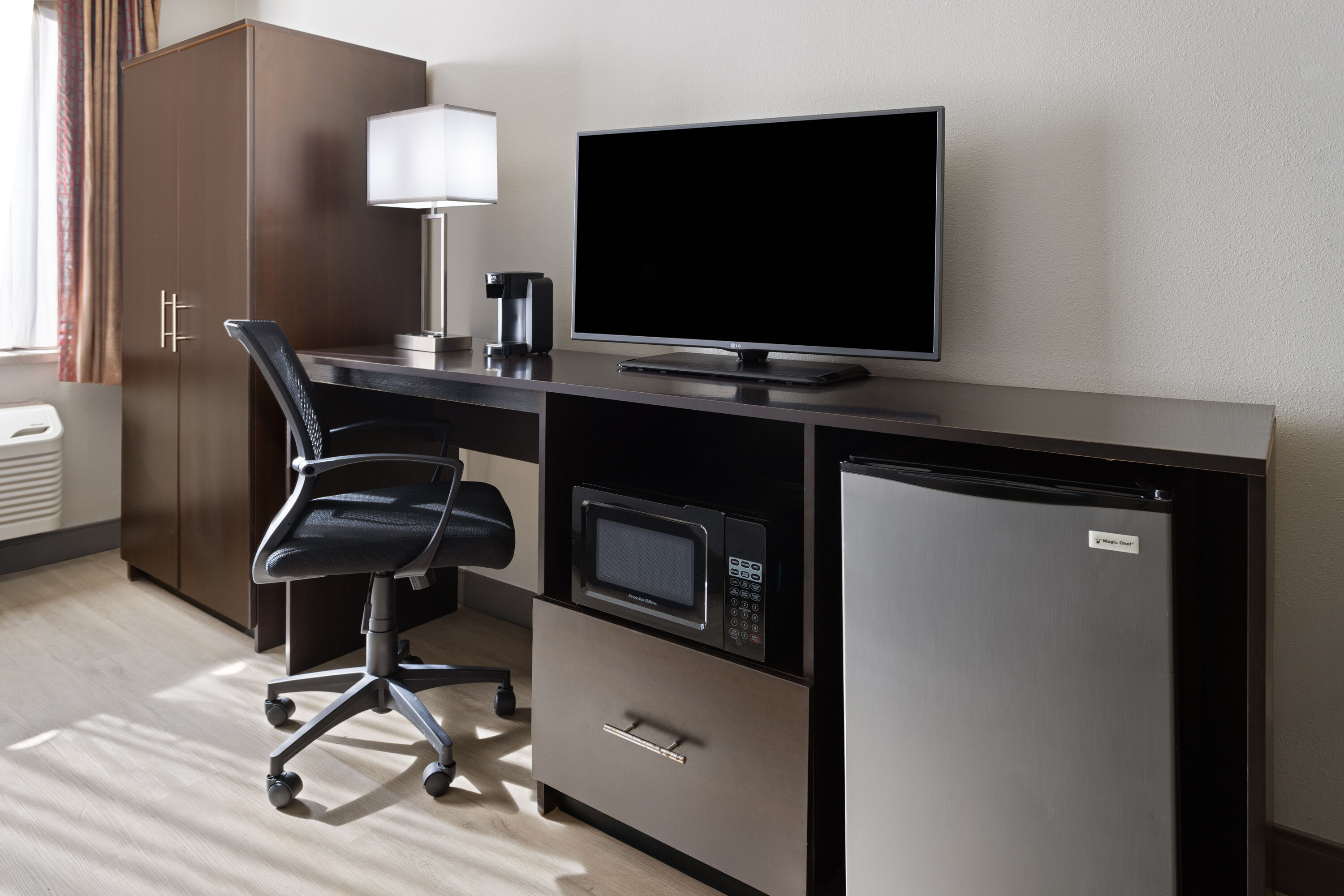 Guest room at the Baymont by Wyndham Newark I-95 at University of Delaware in Newark, Delaware