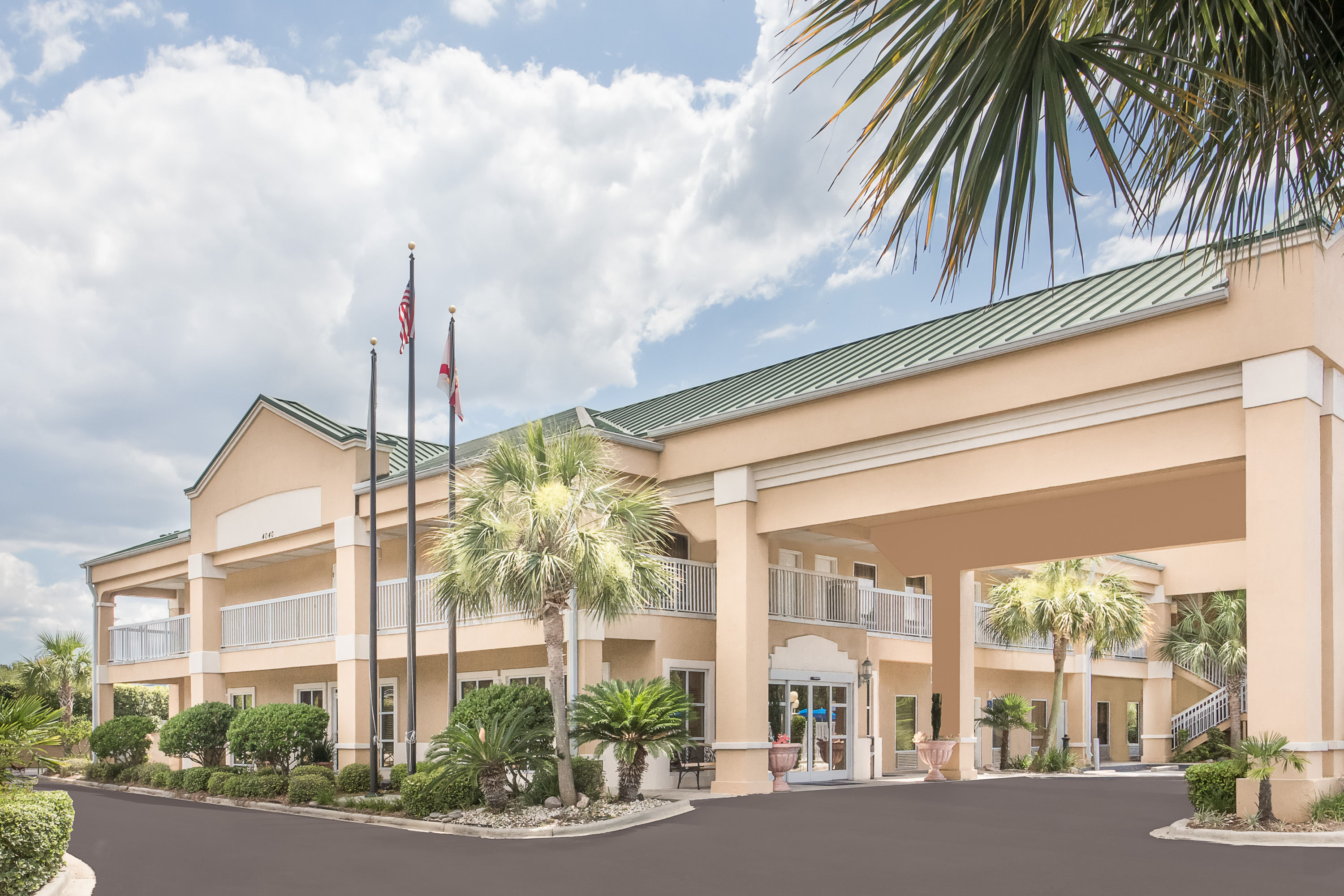 Exterior of Baymont by Wyndham Crestview hotel in Crestview, Florida
