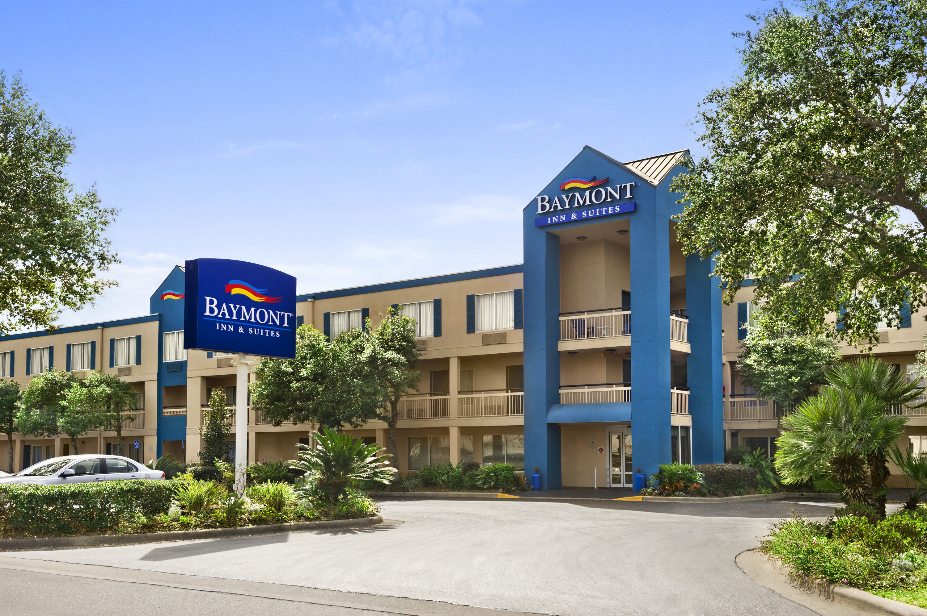Exterior of Baymont By Wyndham Gainesville I-75 hotel in Gainesville, Florida