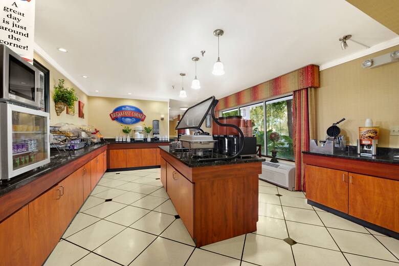 Baymont Inn & Suites Gainesville restaurant in Gainesville, Florida
