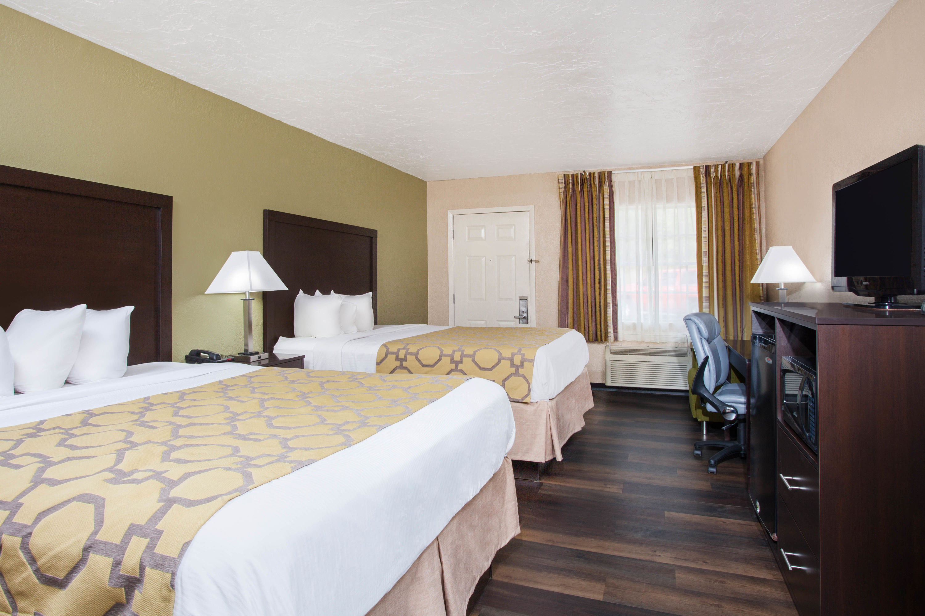 Guest room at the Baymont by Wyndham Lake City I-75 in Lake City, Florida