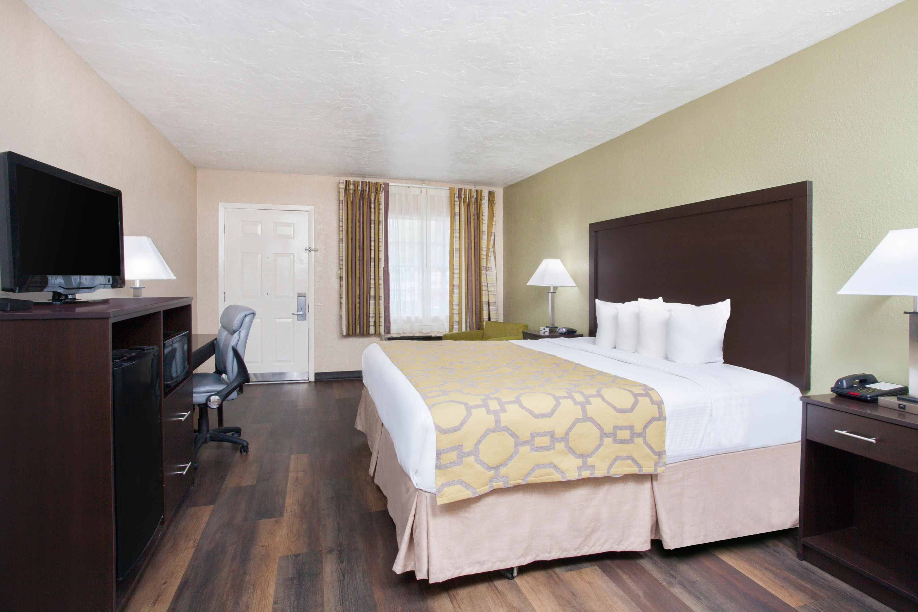 Guest room at the Baymont by Wyndham Lake City I-75 in Lake City, Florida
