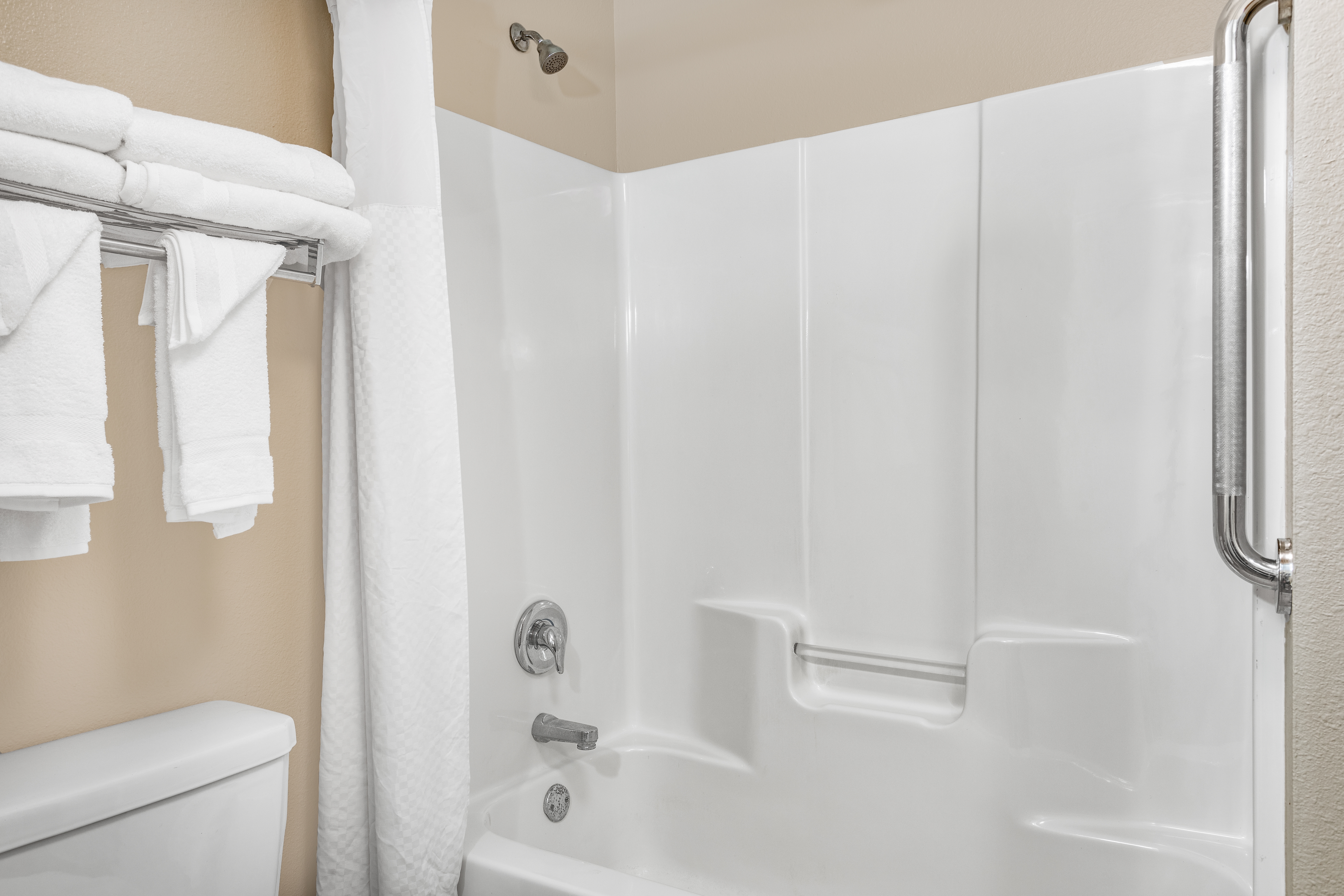 Guest room bath at the Baymont by Wyndham Midway/Tallahassee in Midway, Florida
