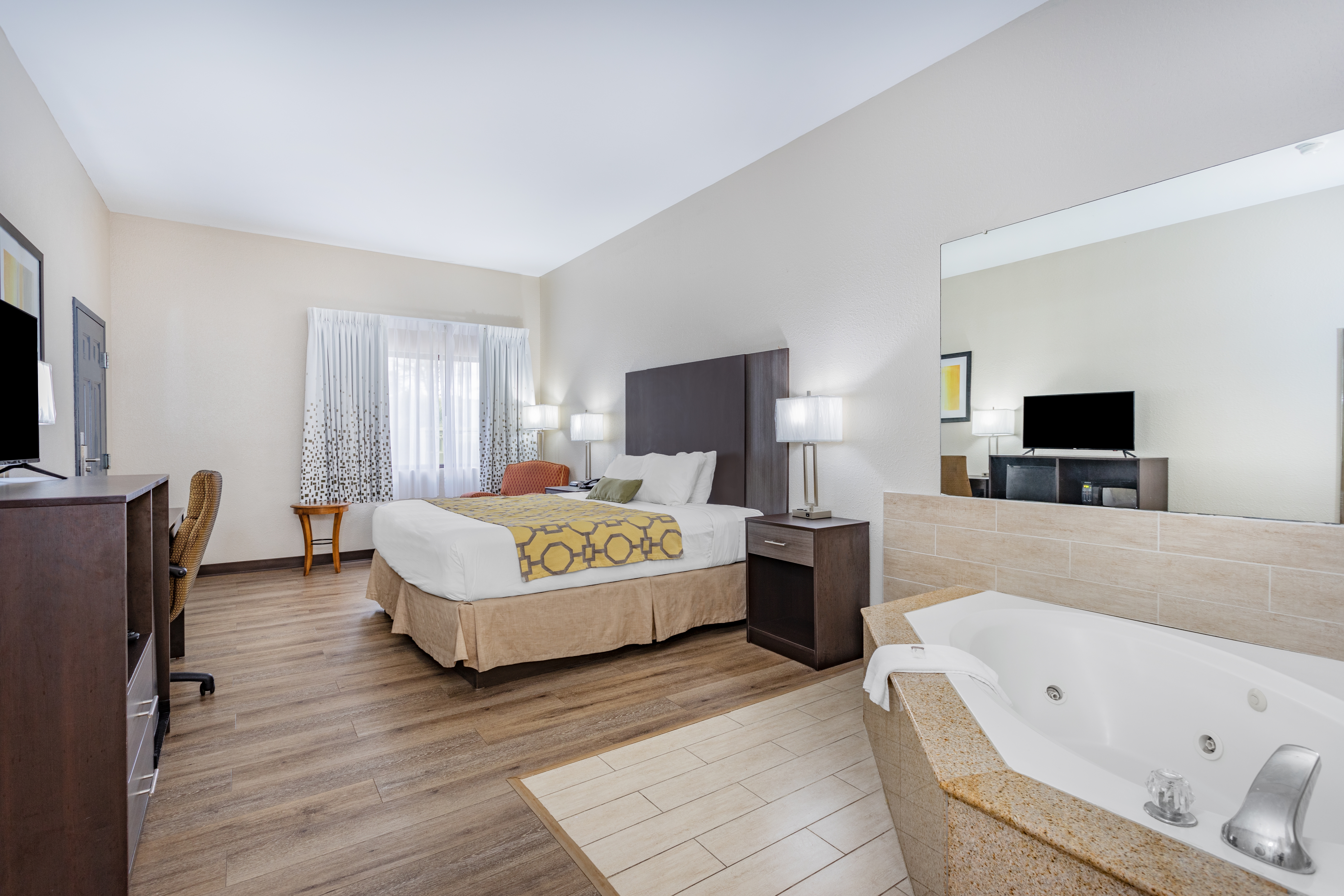 Baymont by Wyndham Midway/Tallahassee suite in Midway, Florida