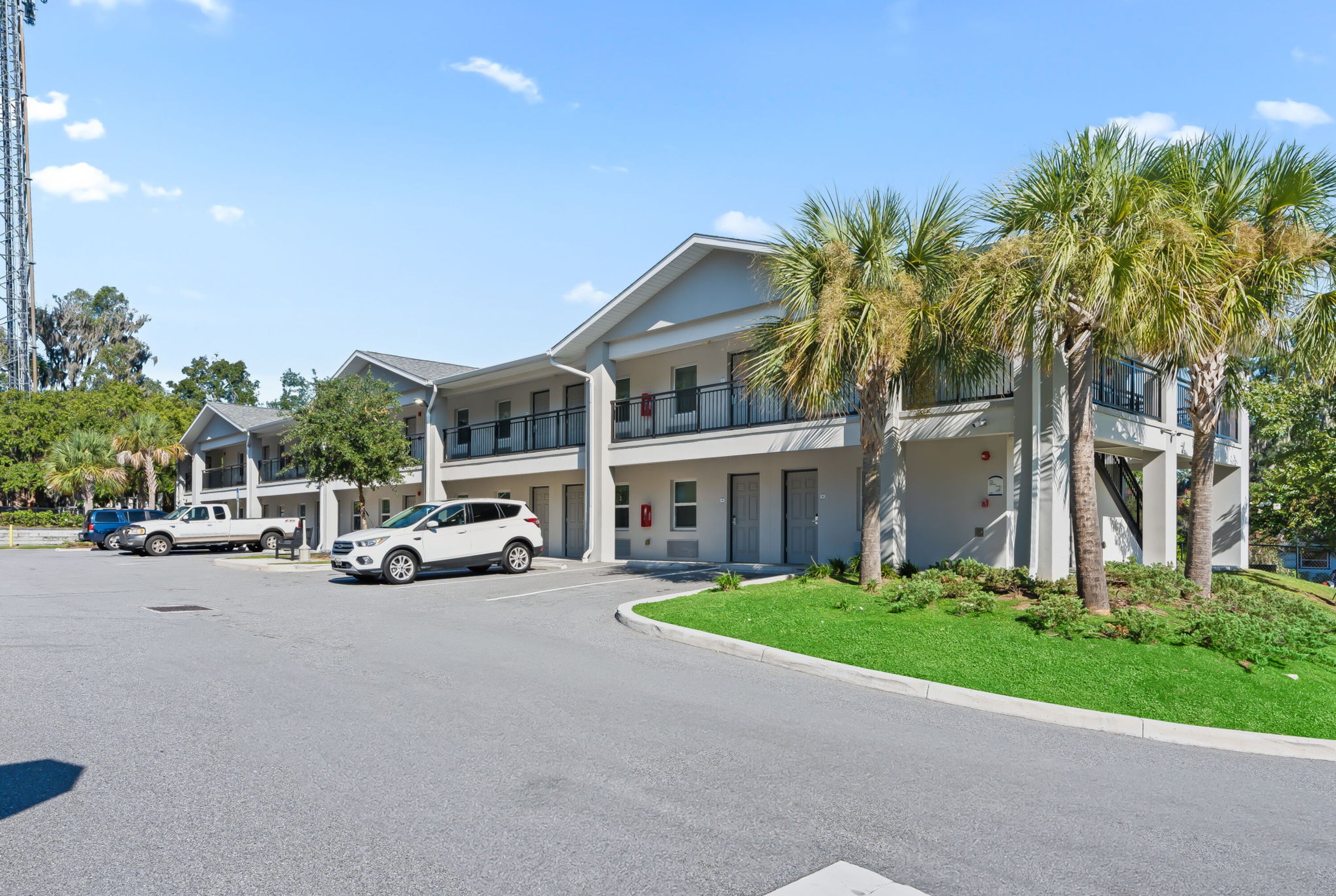 Exterior of Baymont by Wyndham Ocala Suites hotel in Ocala, Florida