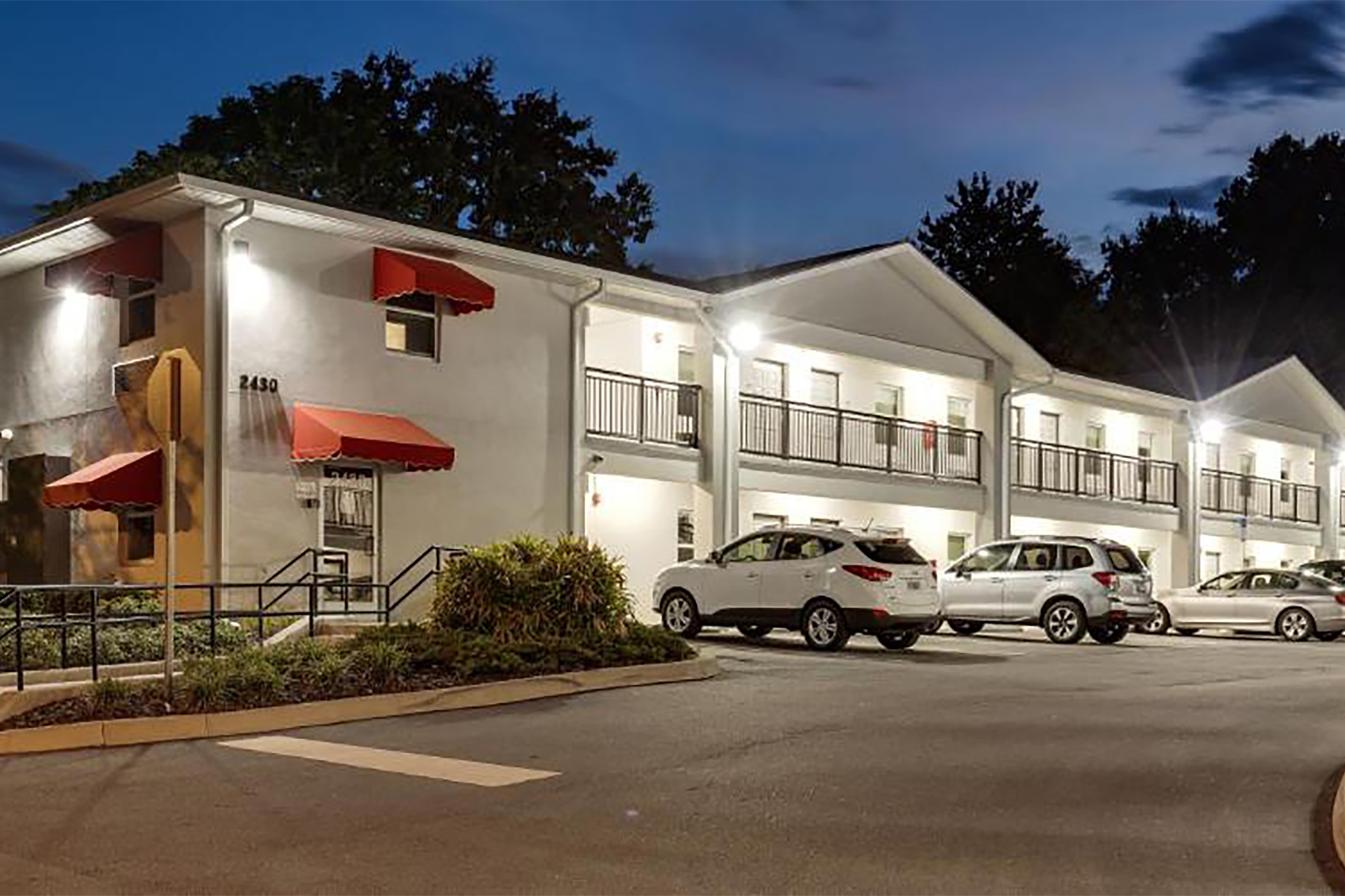 Exterior of Baymont by Wyndham Ocala Suites hotel in Ocala, Florida
