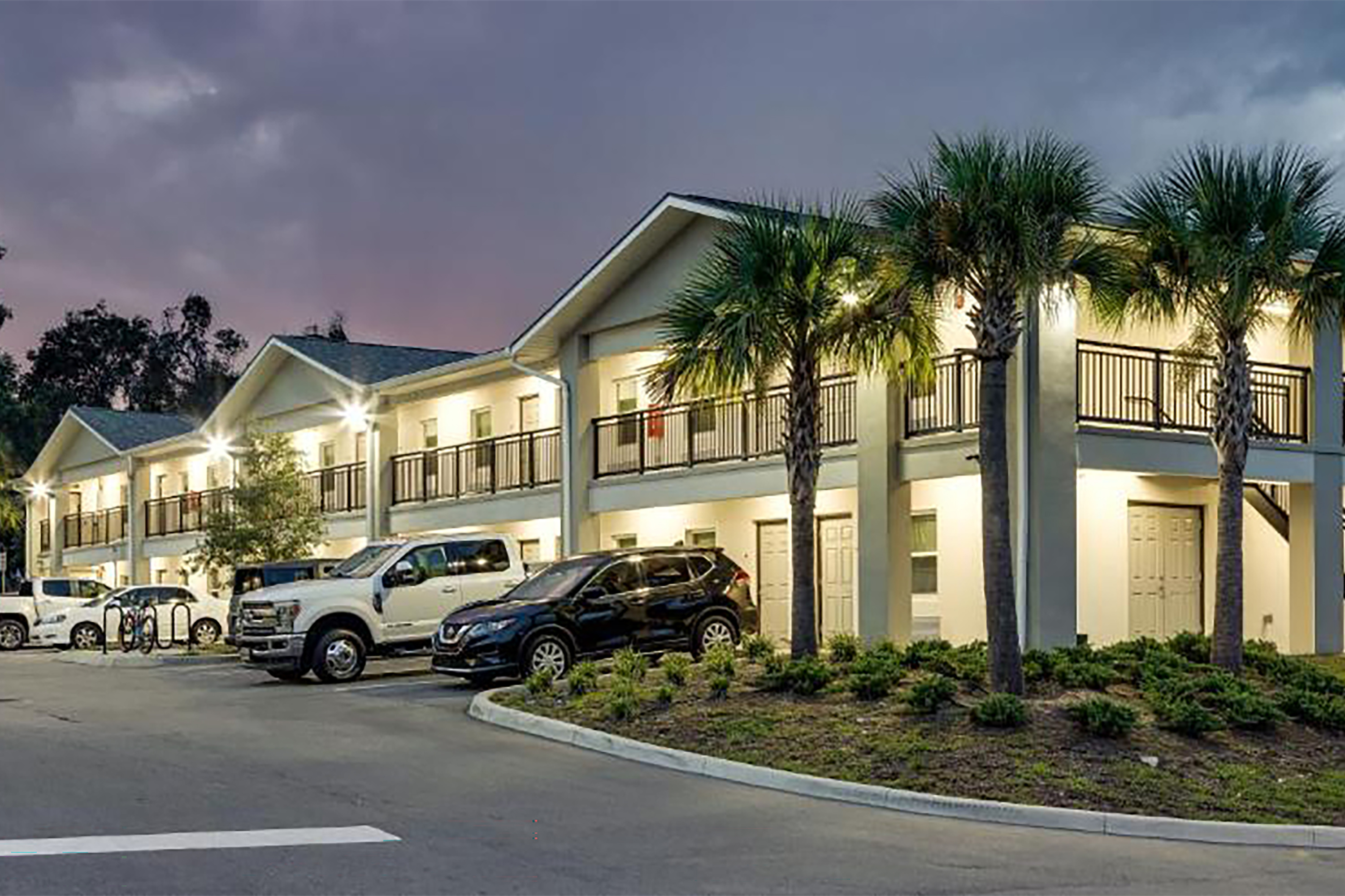 Exterior of Baymont by Wyndham Ocala Suites hotel in Ocala, Florida