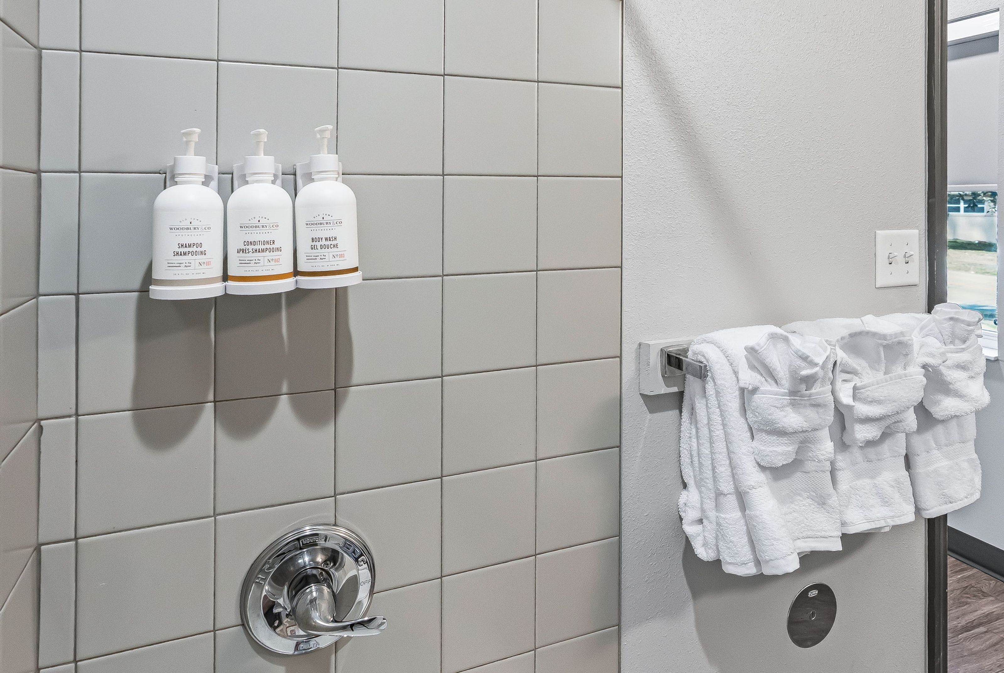 Guest room bath at the Baymont by Wyndham Ocala Suites in Ocala, Florida