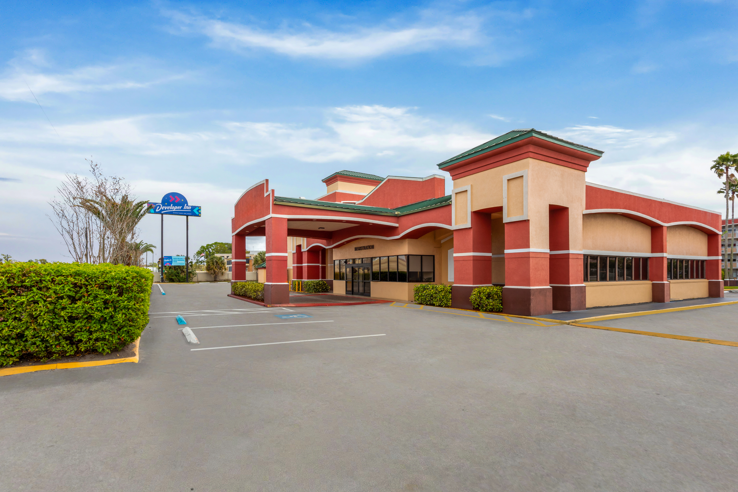 Exterior of Baymont by Wyndham Orlando North Millenia hotel in Orlando, Florida