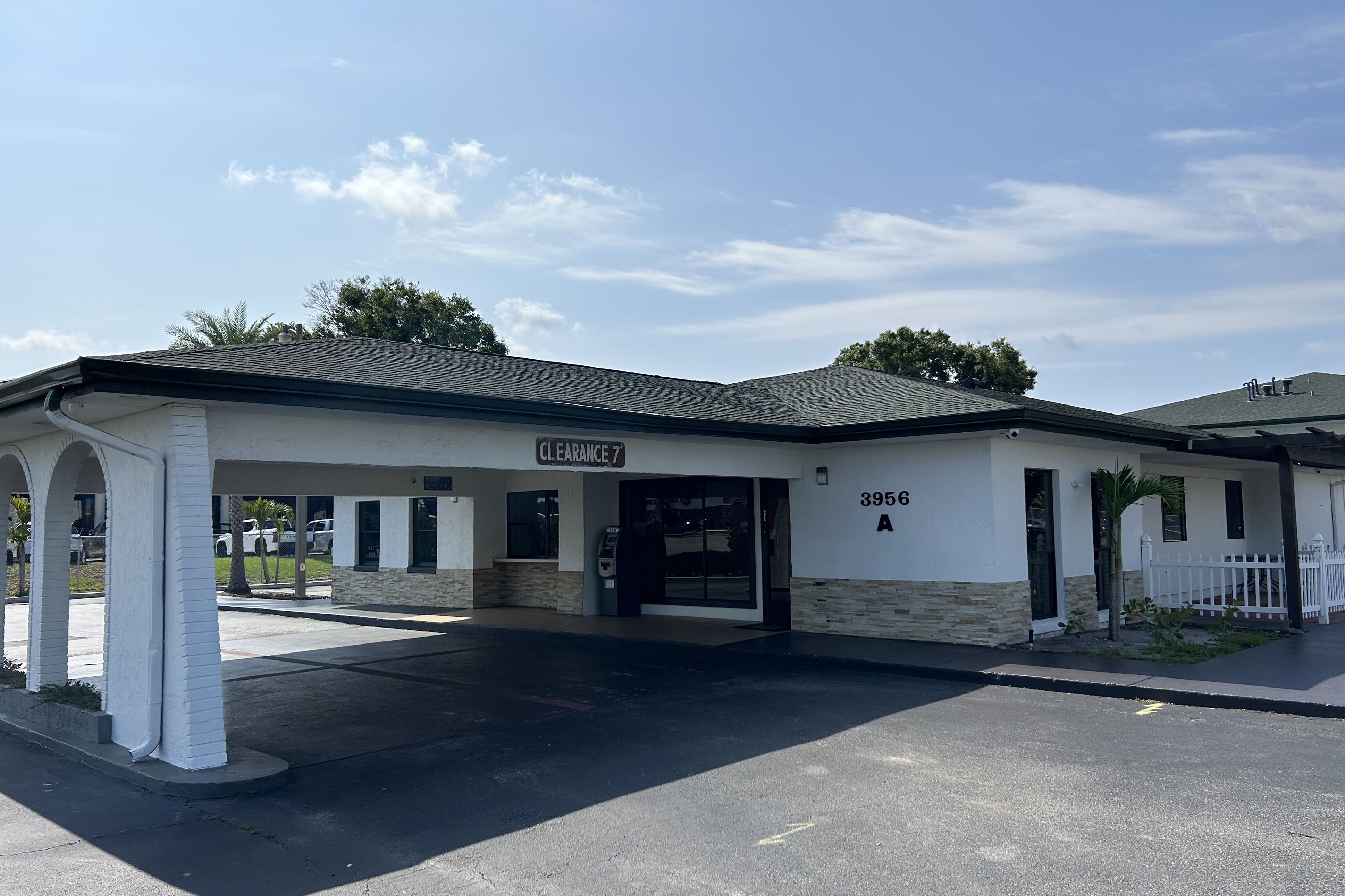 Exterior of Baymont by Wyndham Orlando Downtown hotel in Orlando, Florida