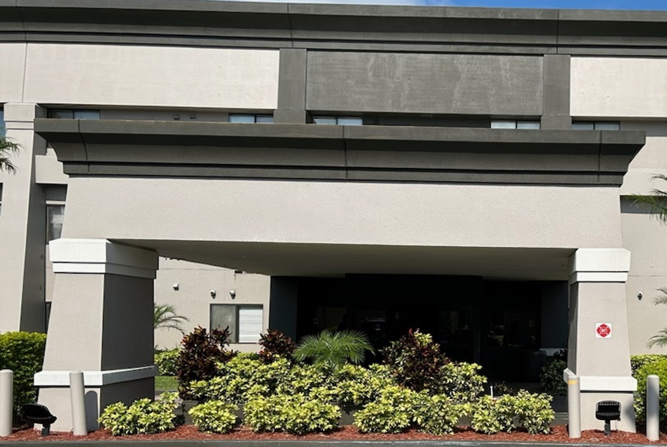 Exterior of Baymont by Wyndham Orlando South hotel in Orlando, Florida