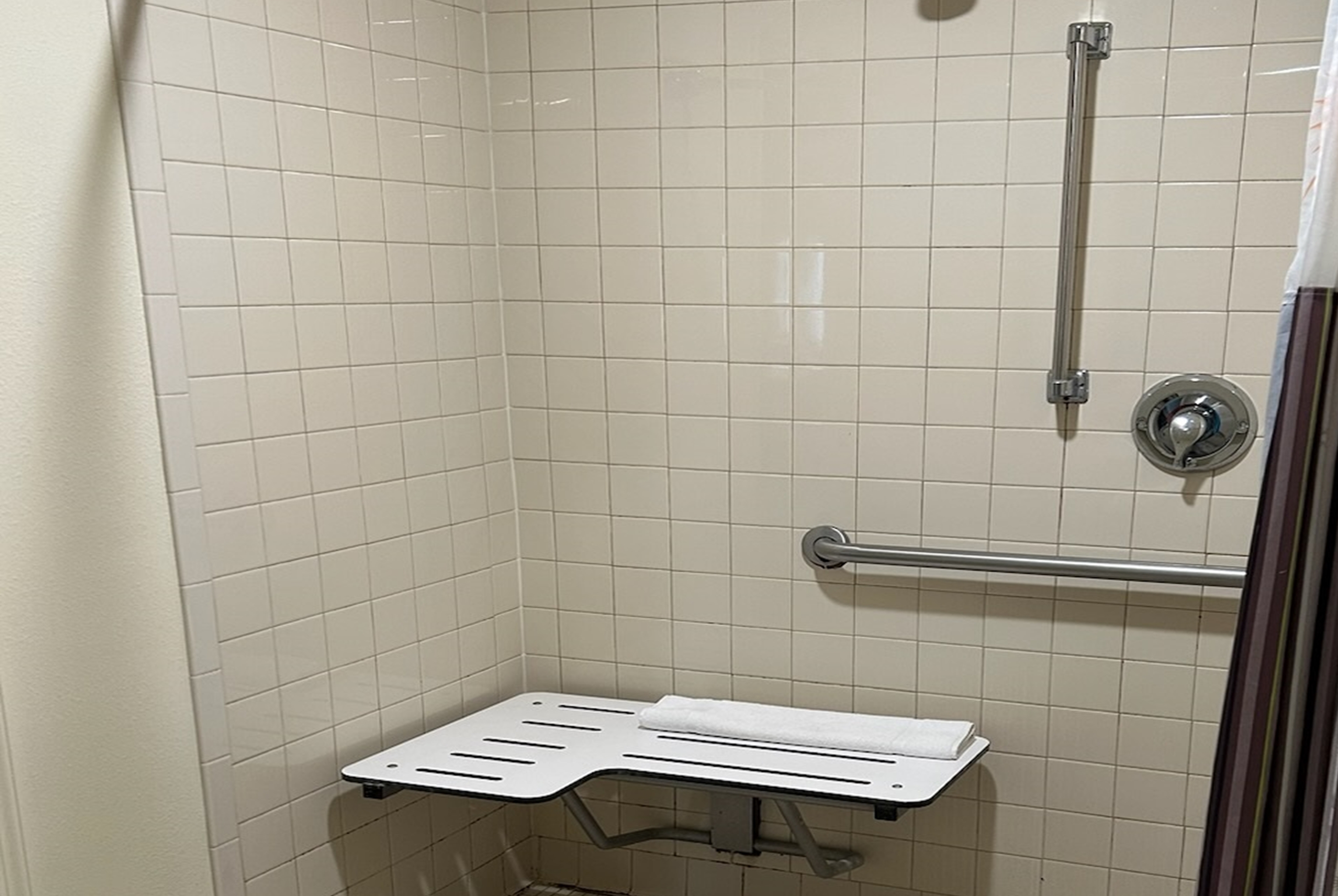 Guest room bath at the Baymont by Wyndham Orlando South in Orlando, Florida