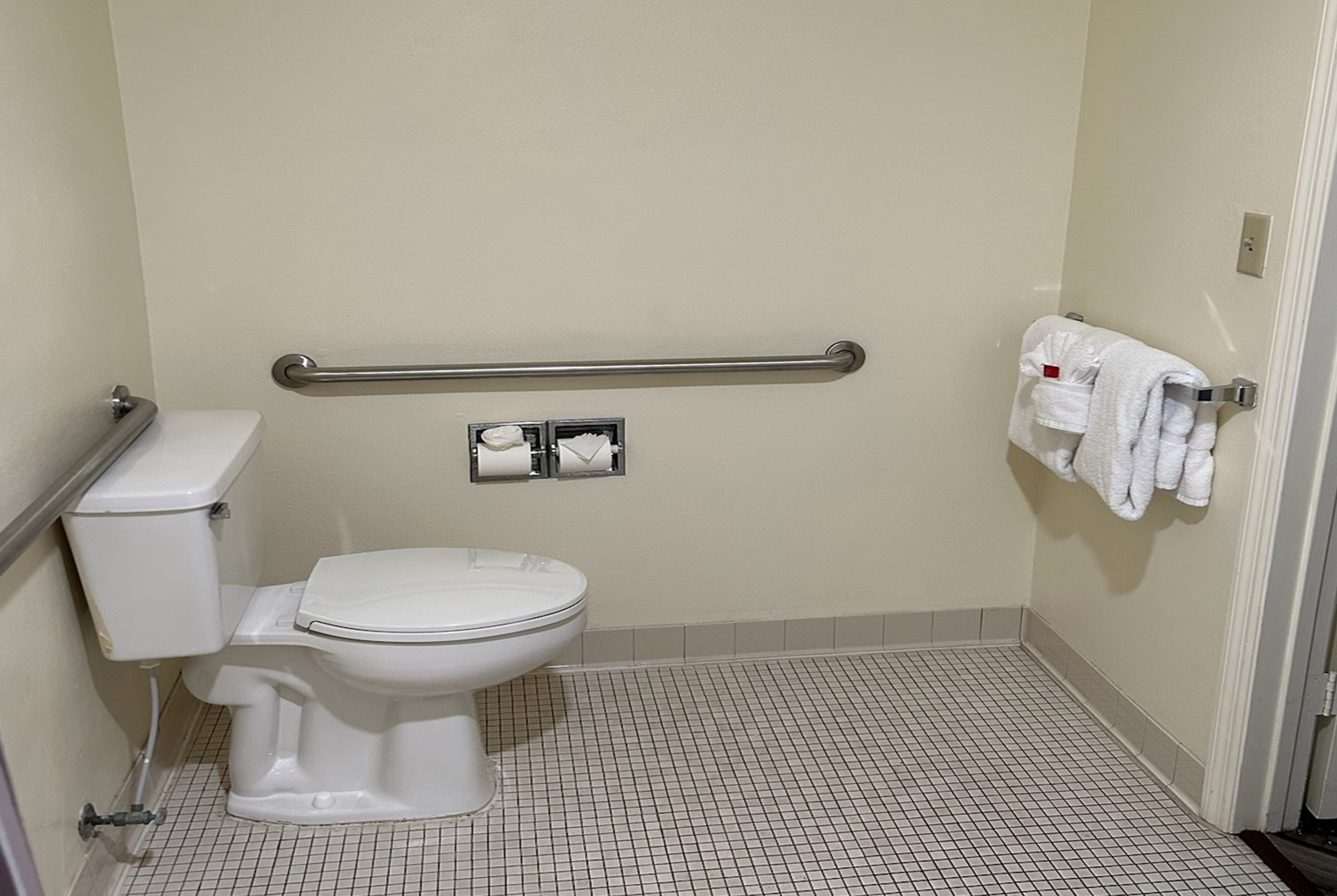Guest room bath at the Baymont by Wyndham Orlando South in Orlando, Florida