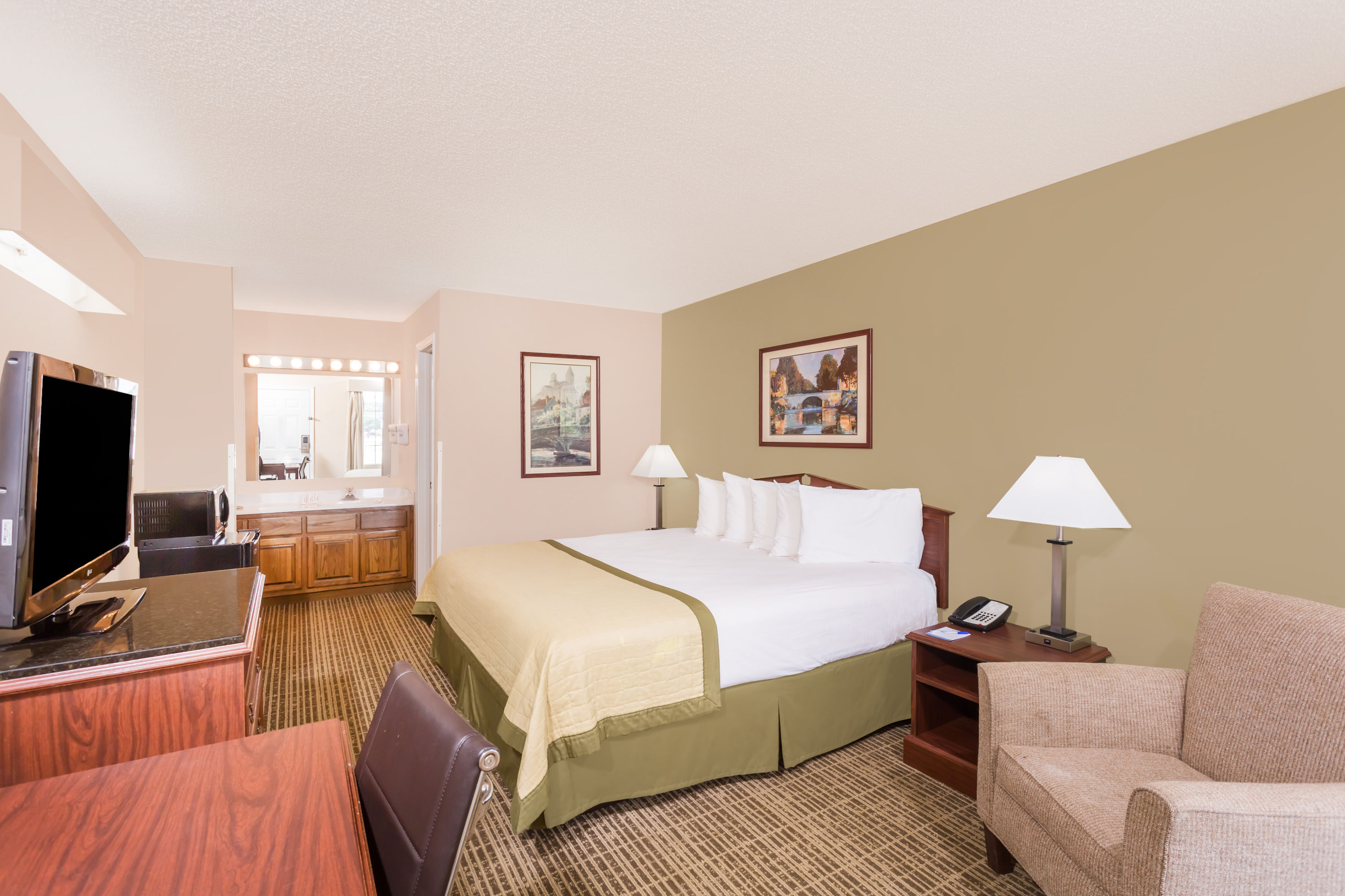 Guest room at the Baymont by Wyndham Albany at Albany Mall in Albany, Georgia