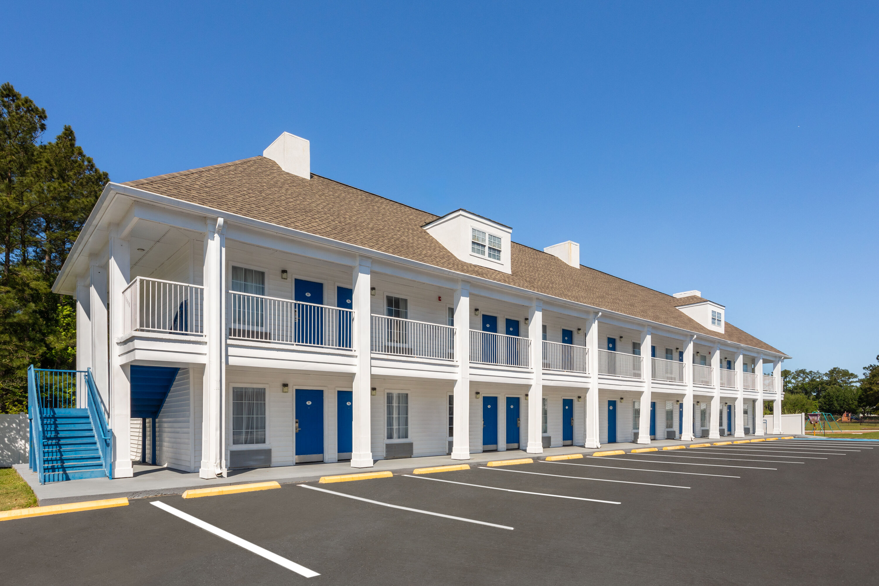 Exterior Day Image of Baymont by Wyndham Brunswick GA hotel in Brunswick, Georgia