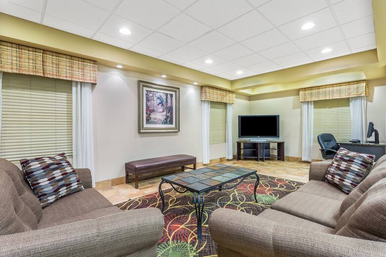 Baymont By Wyndham Cornelia Hotels Ga 30531 Baymont By Wyndham Cornelia Hotel Lobby In Georgia