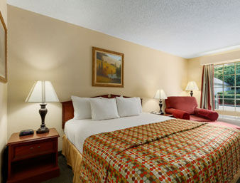 Guest room at the Baymont by Wyndham Dublin in Dublin, Georgia