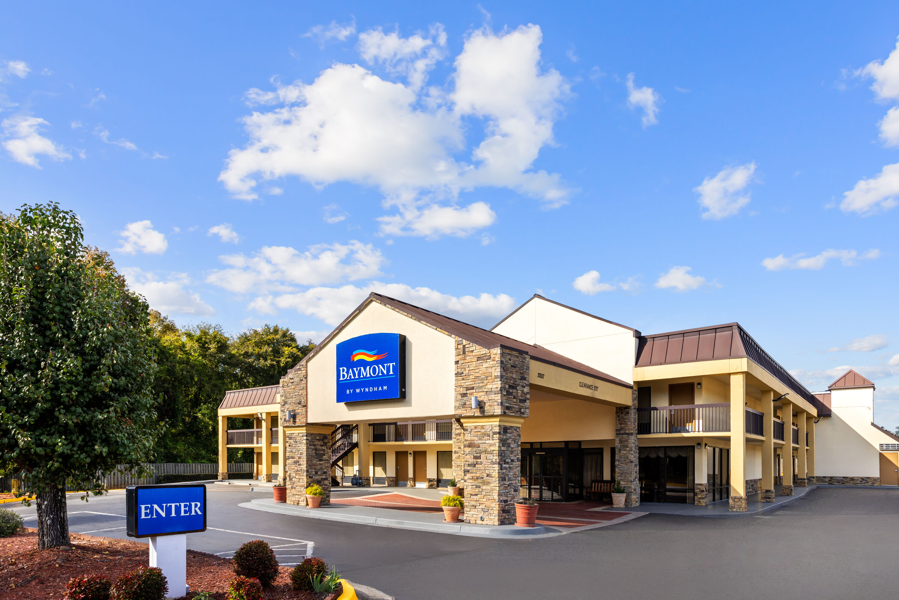 Exterior Day Image of Baymont by Wyndham Griffin hotel in Griffin, Georgia
