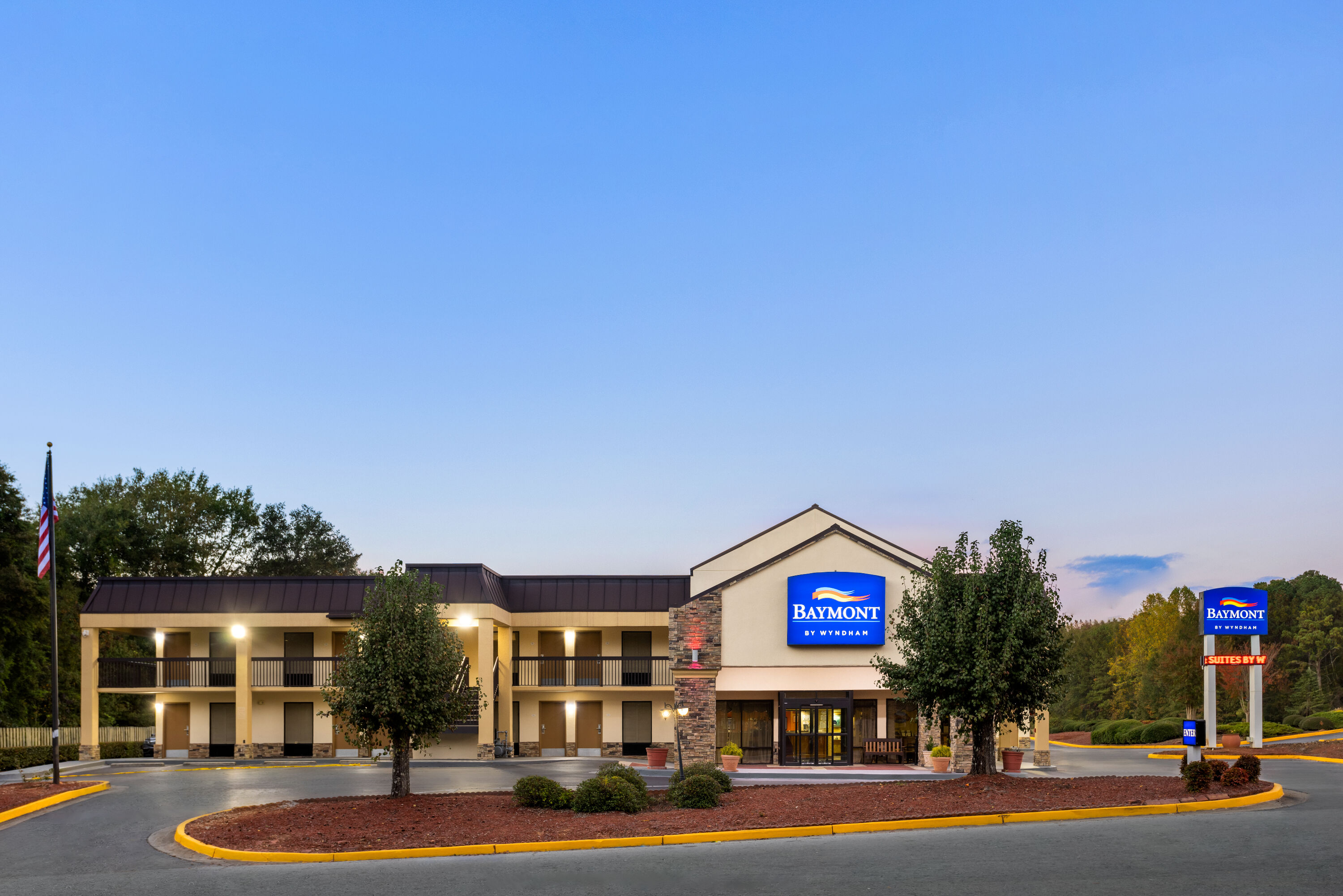 Exterior Dusk Image of Baymont by Wyndham Griffin hotel in Griffin, Georgia