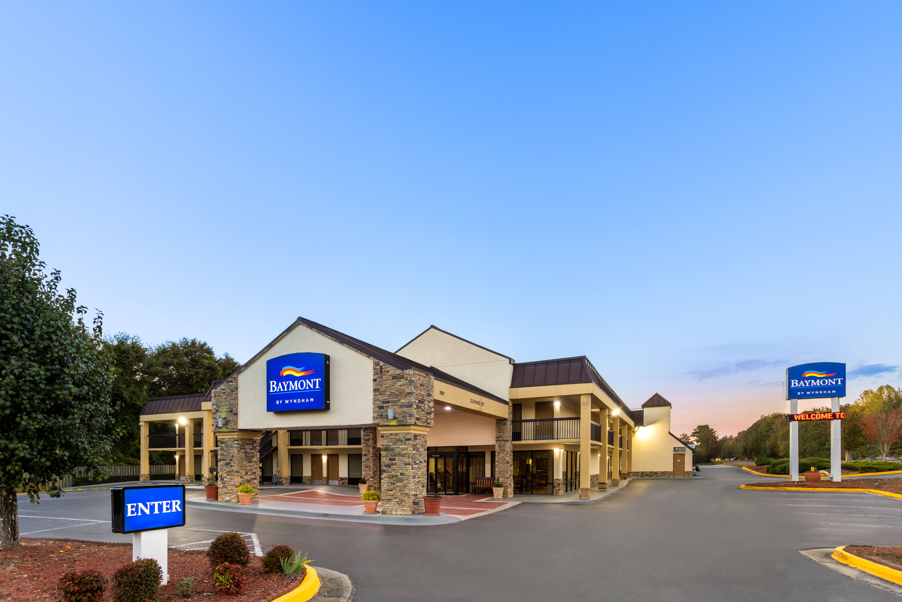 Exterior Dusk Image of Baymont by Wyndham Griffin hotel in Griffin, Georgia