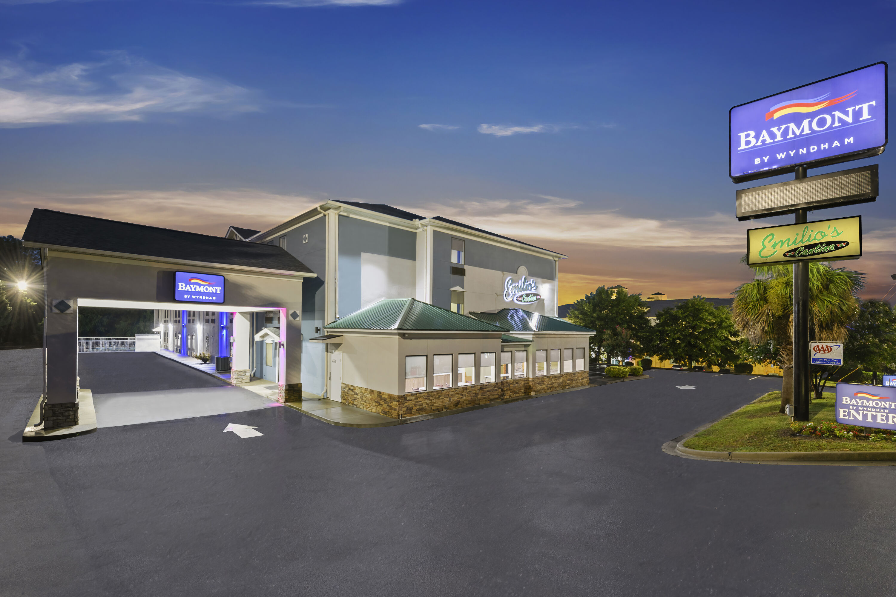 Exterior Dusk Image of Baymont by Wyndham Grovetown Augusta hotel in Grovetown, Georgia