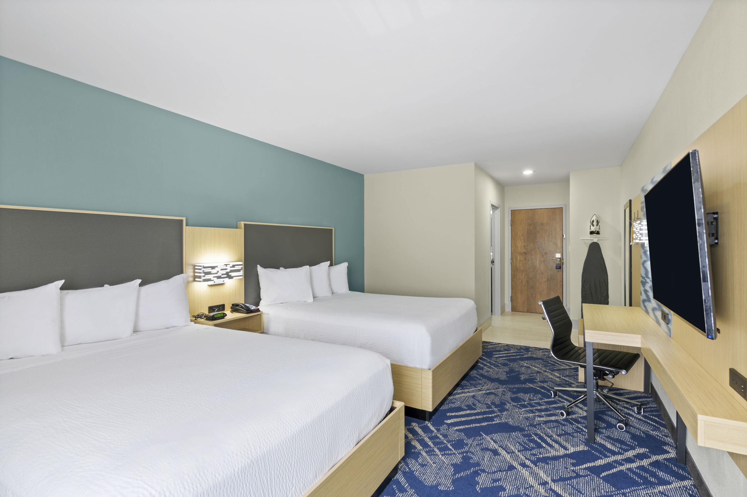 Queen bed guest room at the Baymont by Wyndham Grovetown Augusta in Grovetown, Georgia