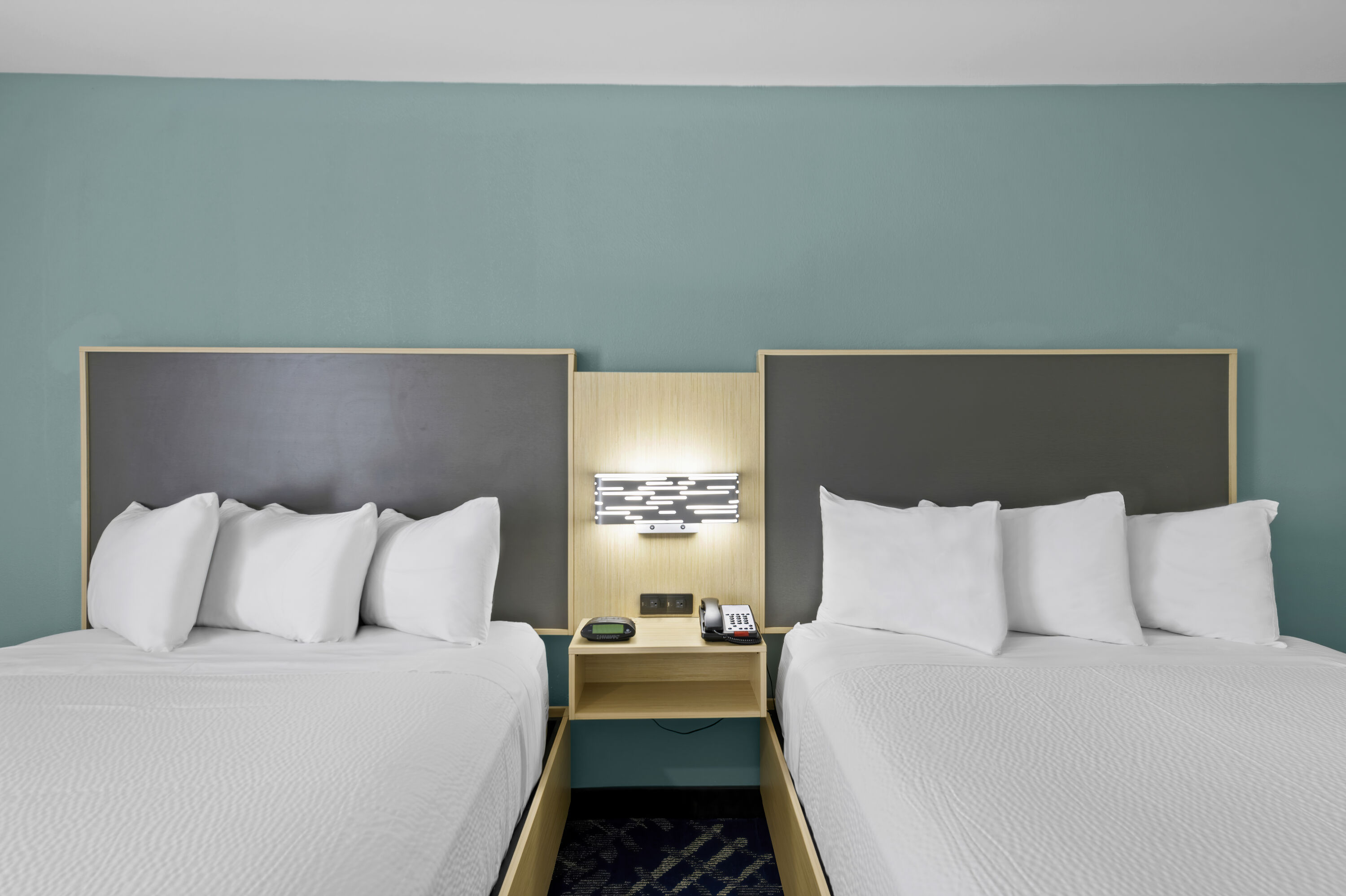 Queen bed guest room at the Baymont by Wyndham Grovetown Augusta in Grovetown, Georgia