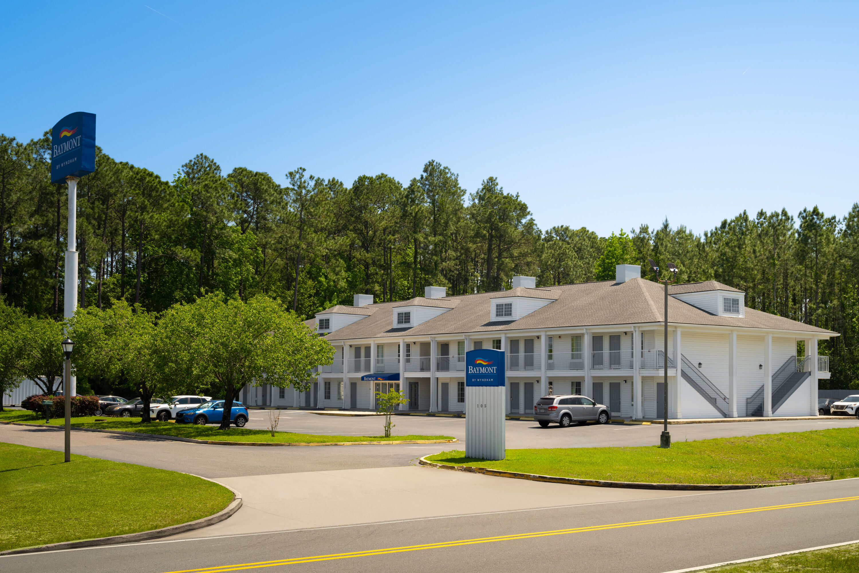 Exterior Day Image of Baymont by Wyndham Kingsland hotel in Kingsland, Georgia