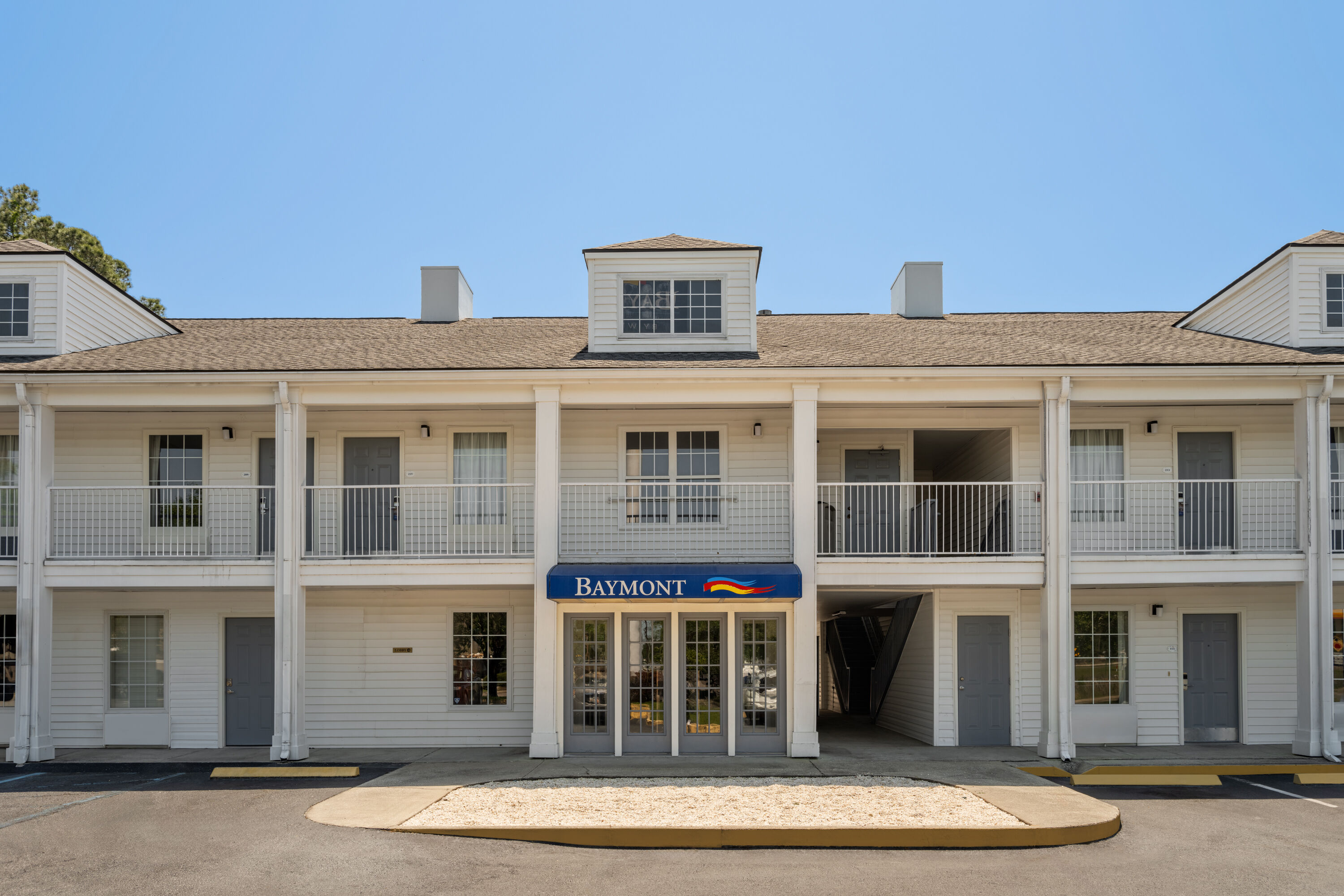 Exterior Day Image of Baymont by Wyndham Kingsland hotel in Kingsland, Georgia