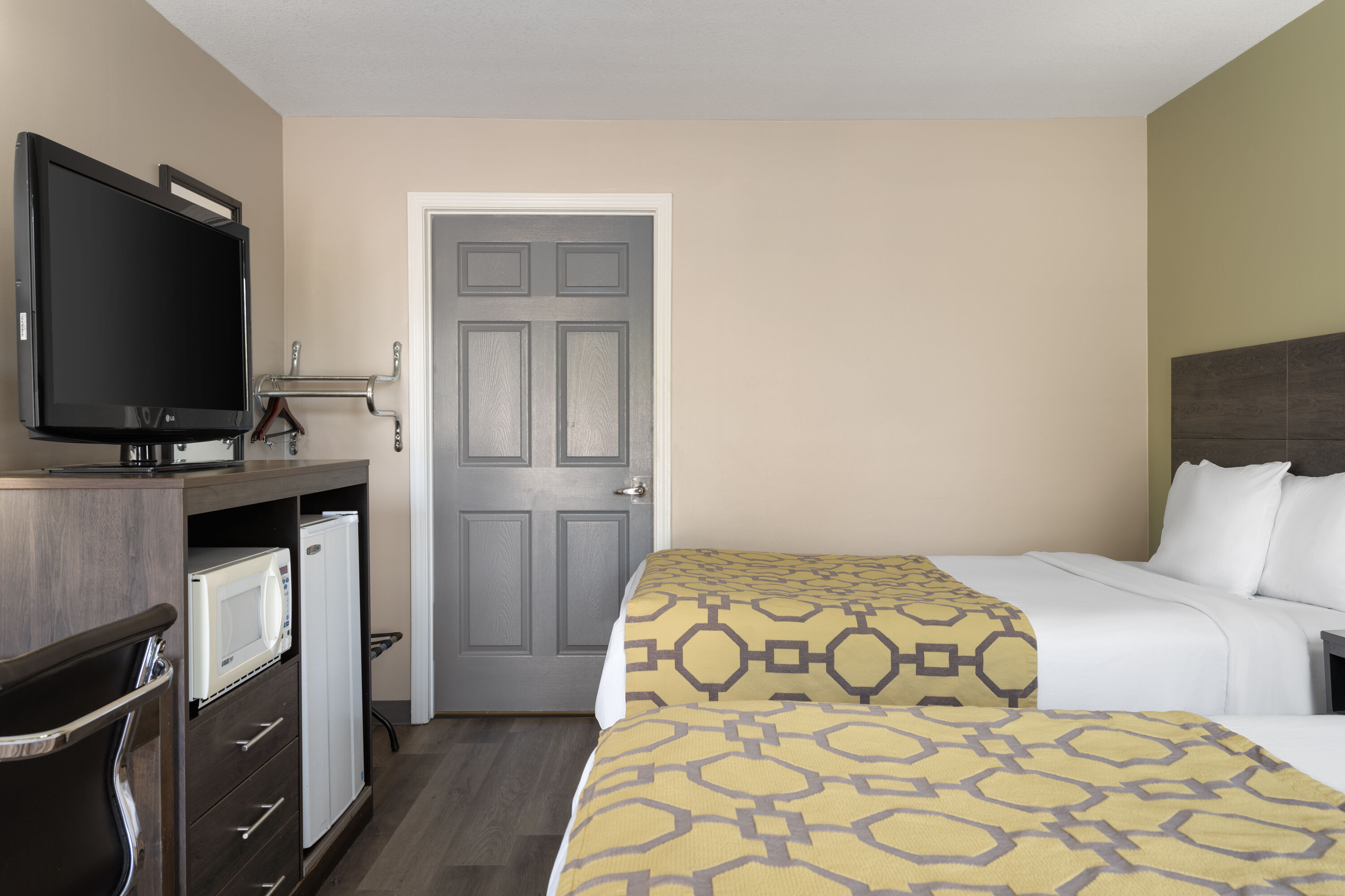 Guest room at the Baymont by Wyndham Kingsland in Kingsland, Georgia