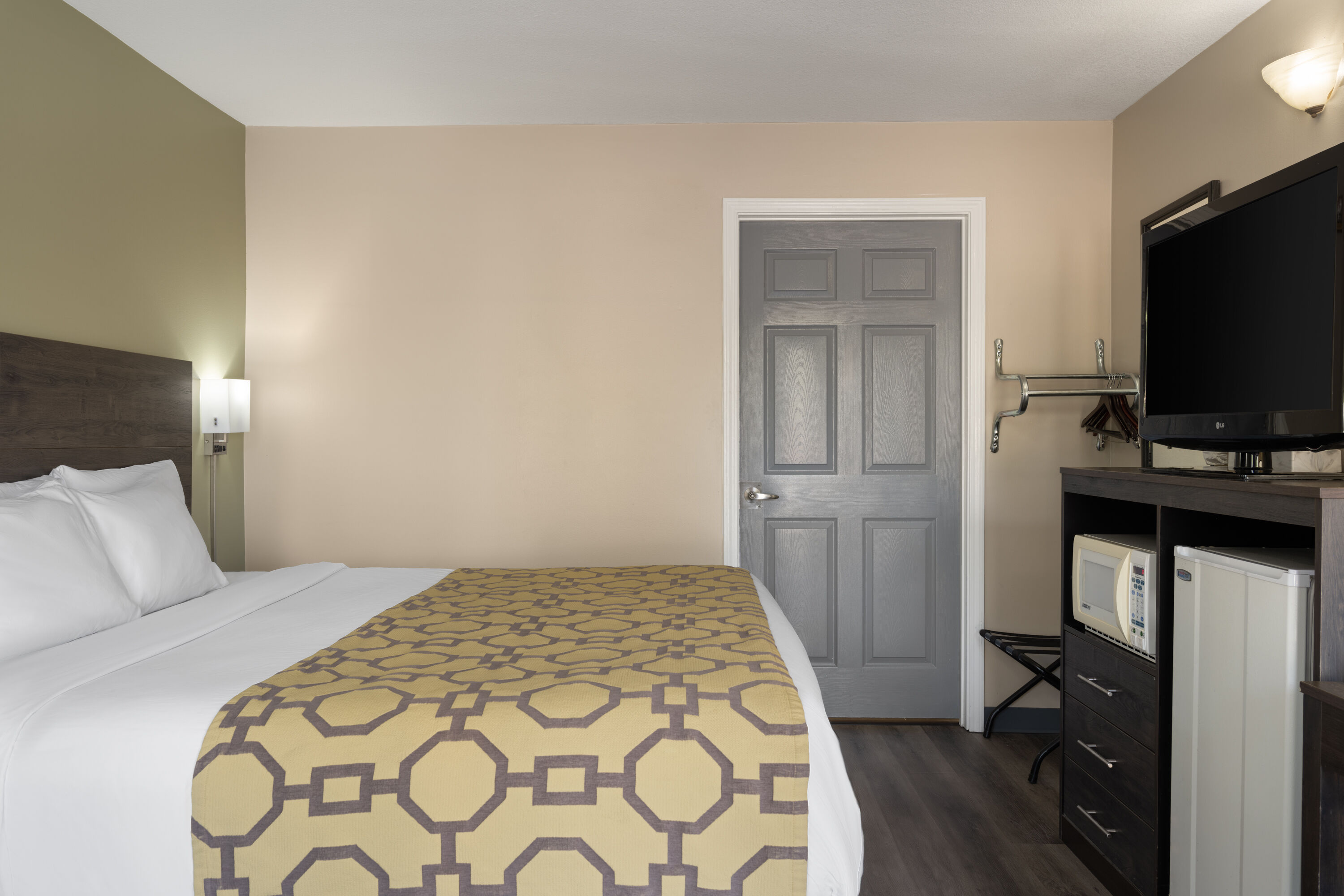 Guest room at the Baymont by Wyndham Kingsland in Kingsland, Georgia