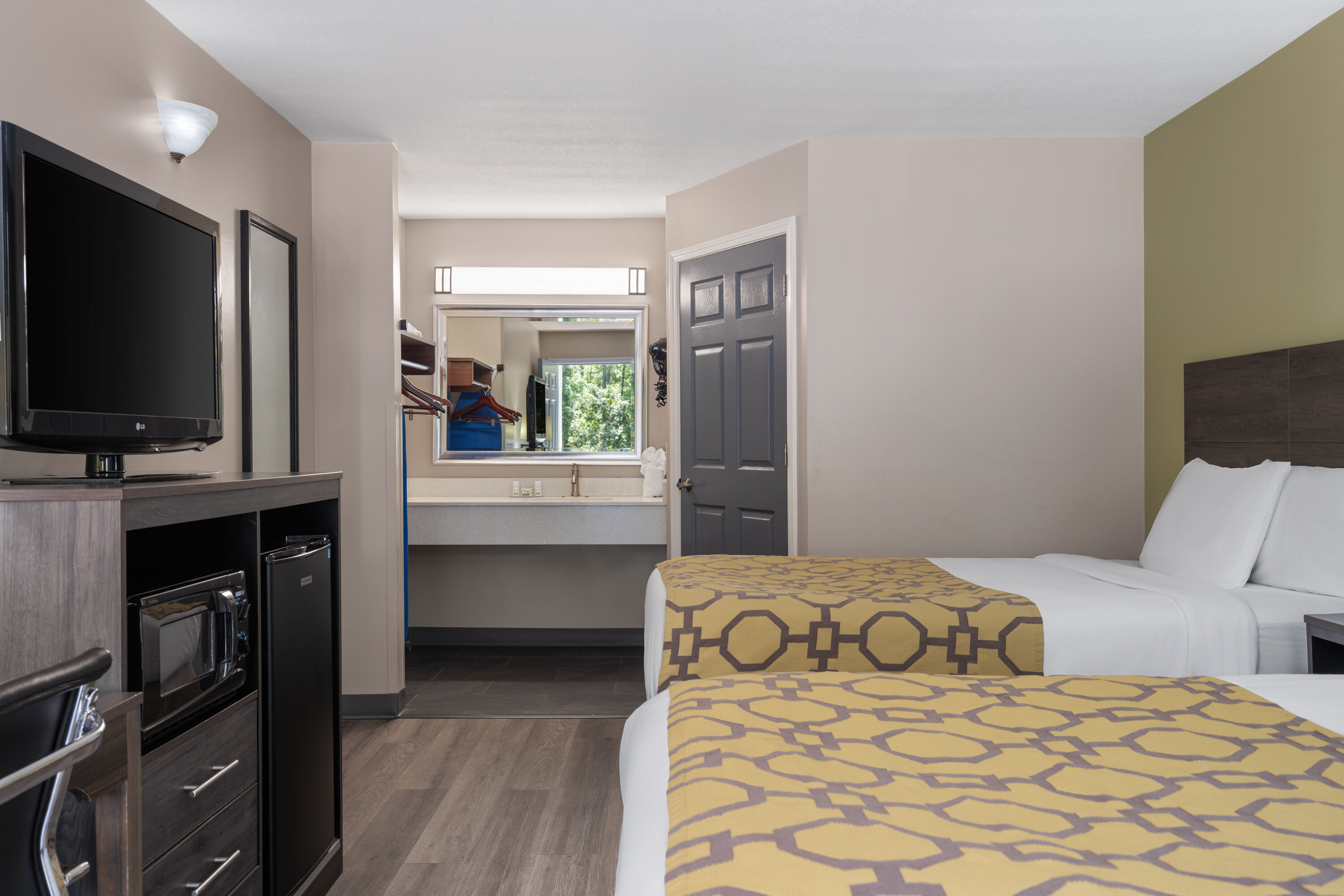 Guest room at the Baymont by Wyndham Kingsland in Kingsland, Georgia