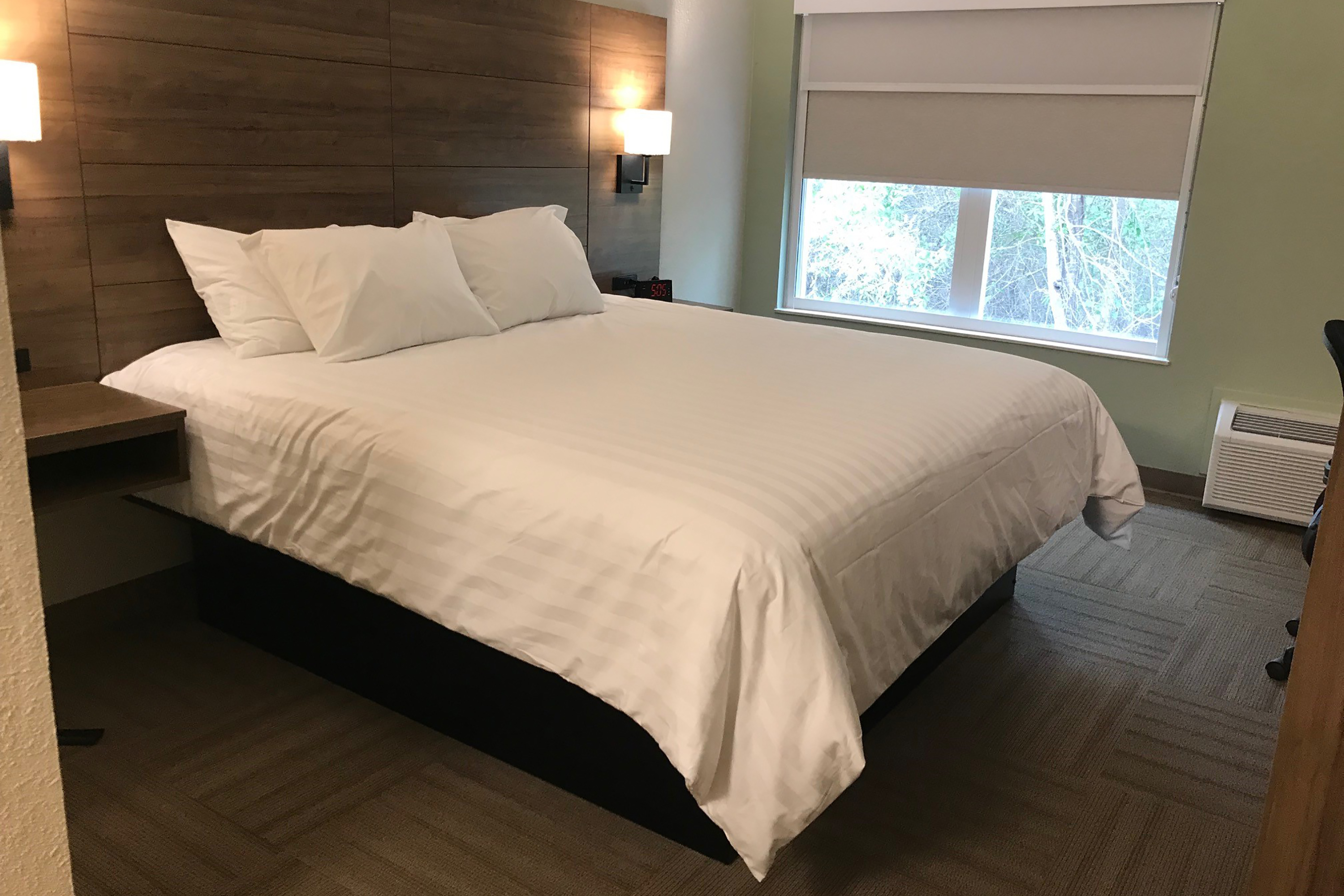 Guest room at the Baymont by Wyndham Lake Park Valdosta I75 in Lake Park, Georgia