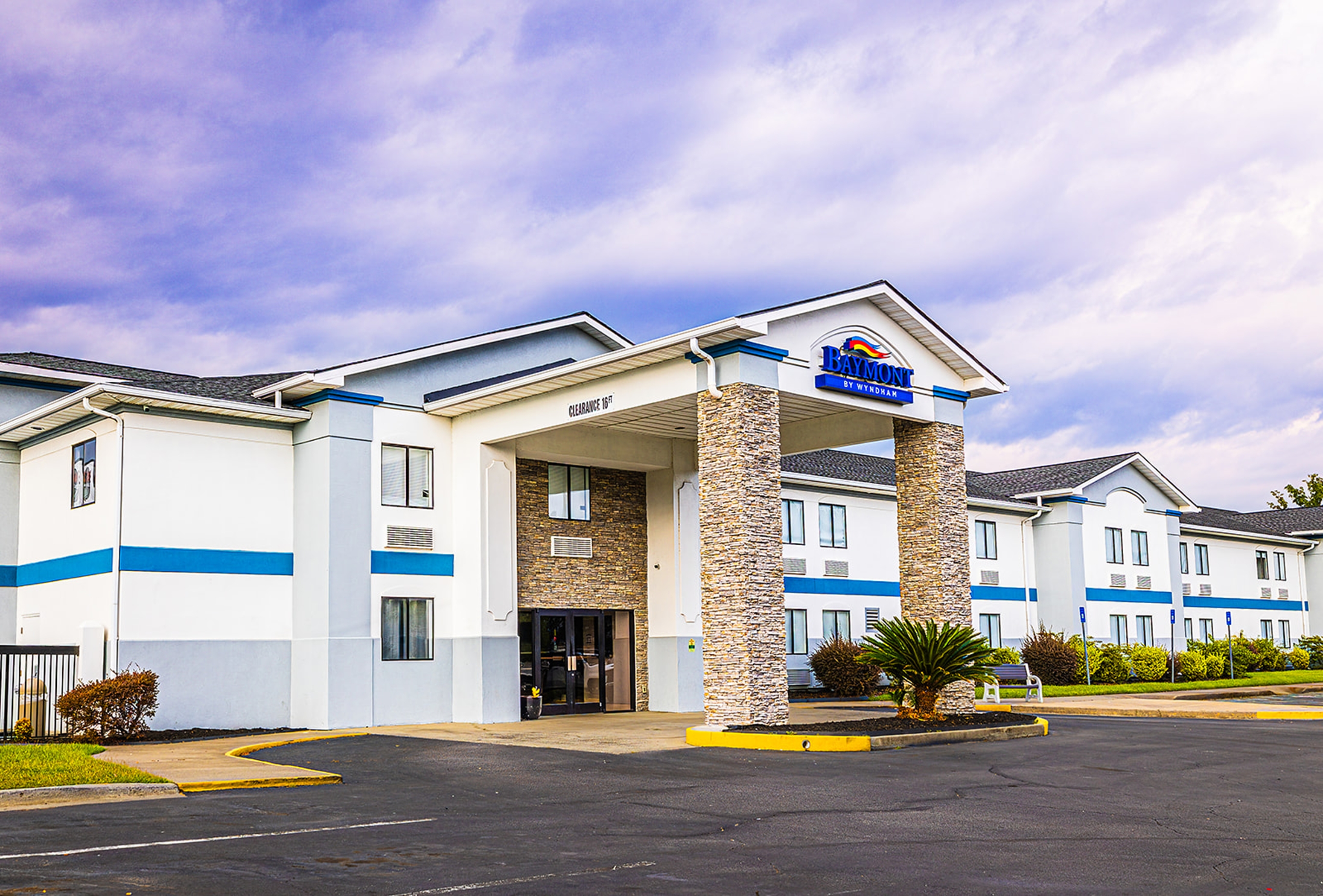 Exterior of Baymont by Wyndham Port Wentworth hotel in Port Wentworth, Georgia