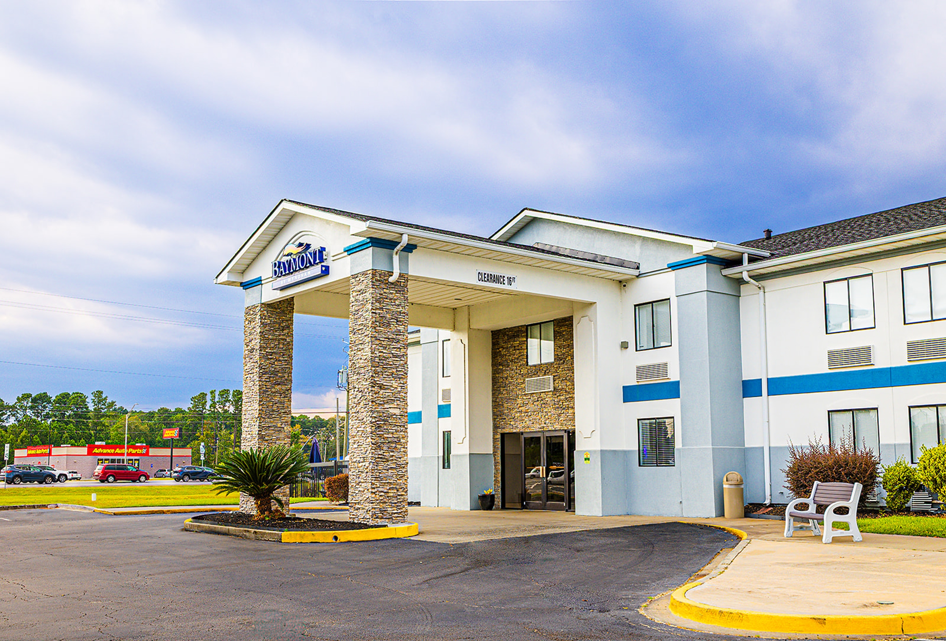 Exterior of Baymont by Wyndham Port Wentworth hotel in Port Wentworth, Georgia