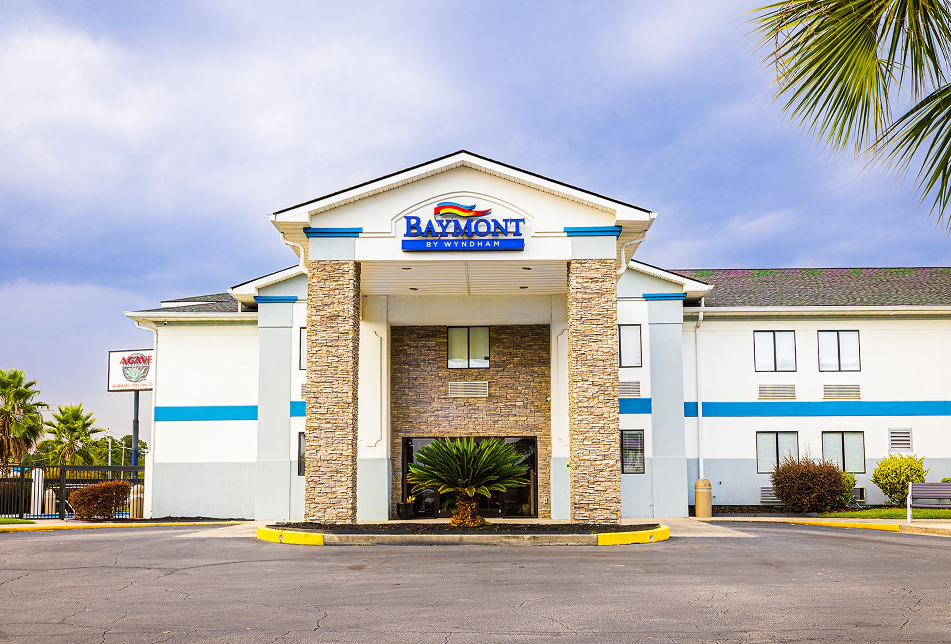 Exterior of Baymont by Wyndham Port Wentworth hotel in Port Wentworth, Georgia