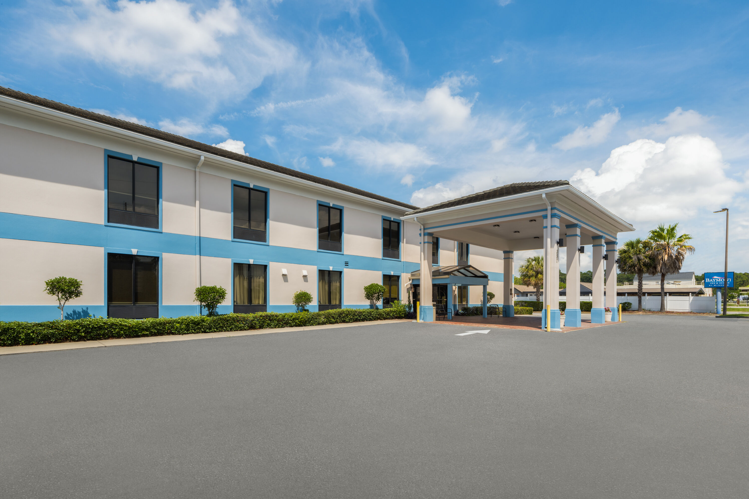 Exterior Day Image of Baymont by Wyndham Savannah/Garden City hotel in Savannah, Georgia
