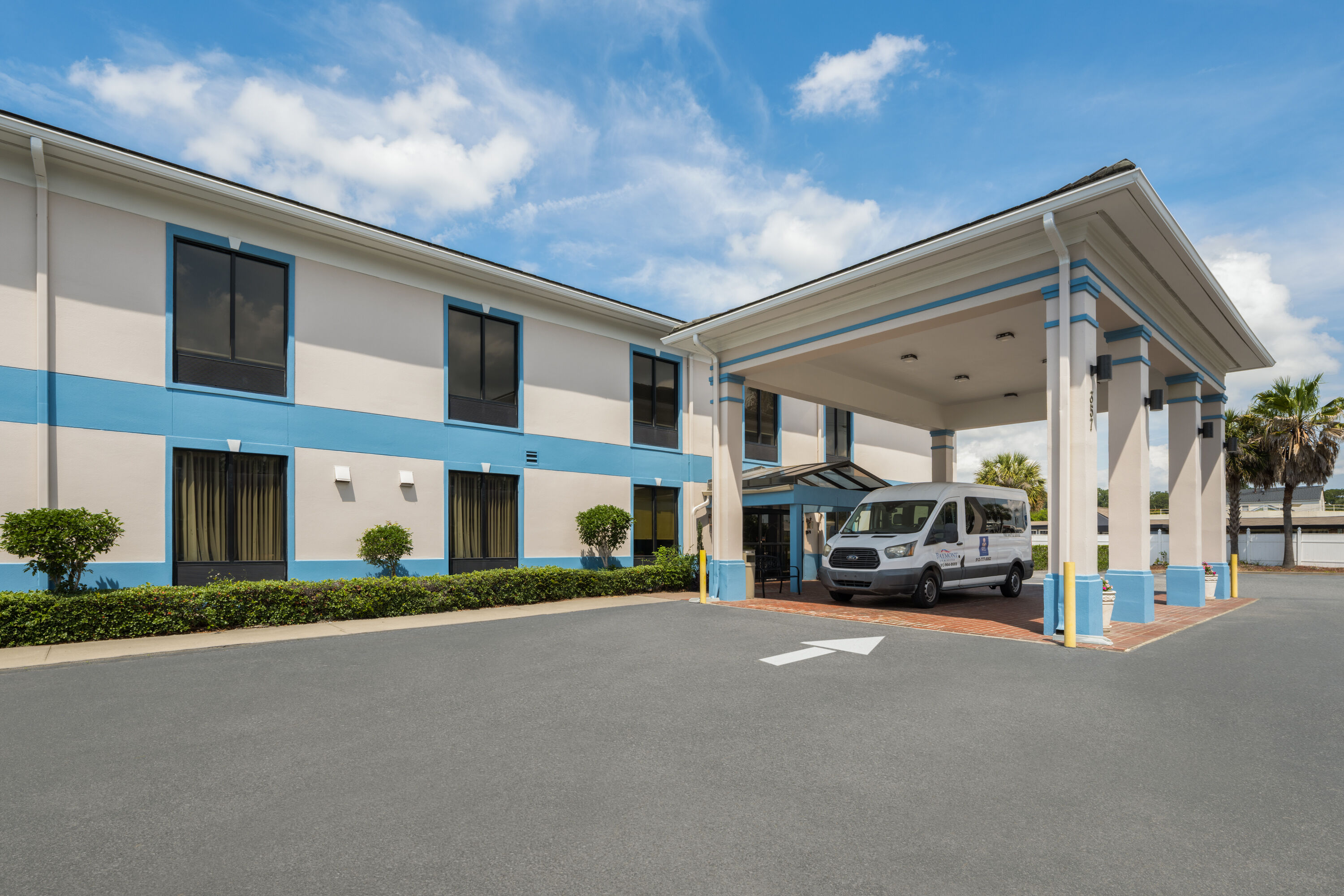 Exterior Day Image of Baymont by Wyndham Savannah/Garden City hotel in Savannah, Georgia