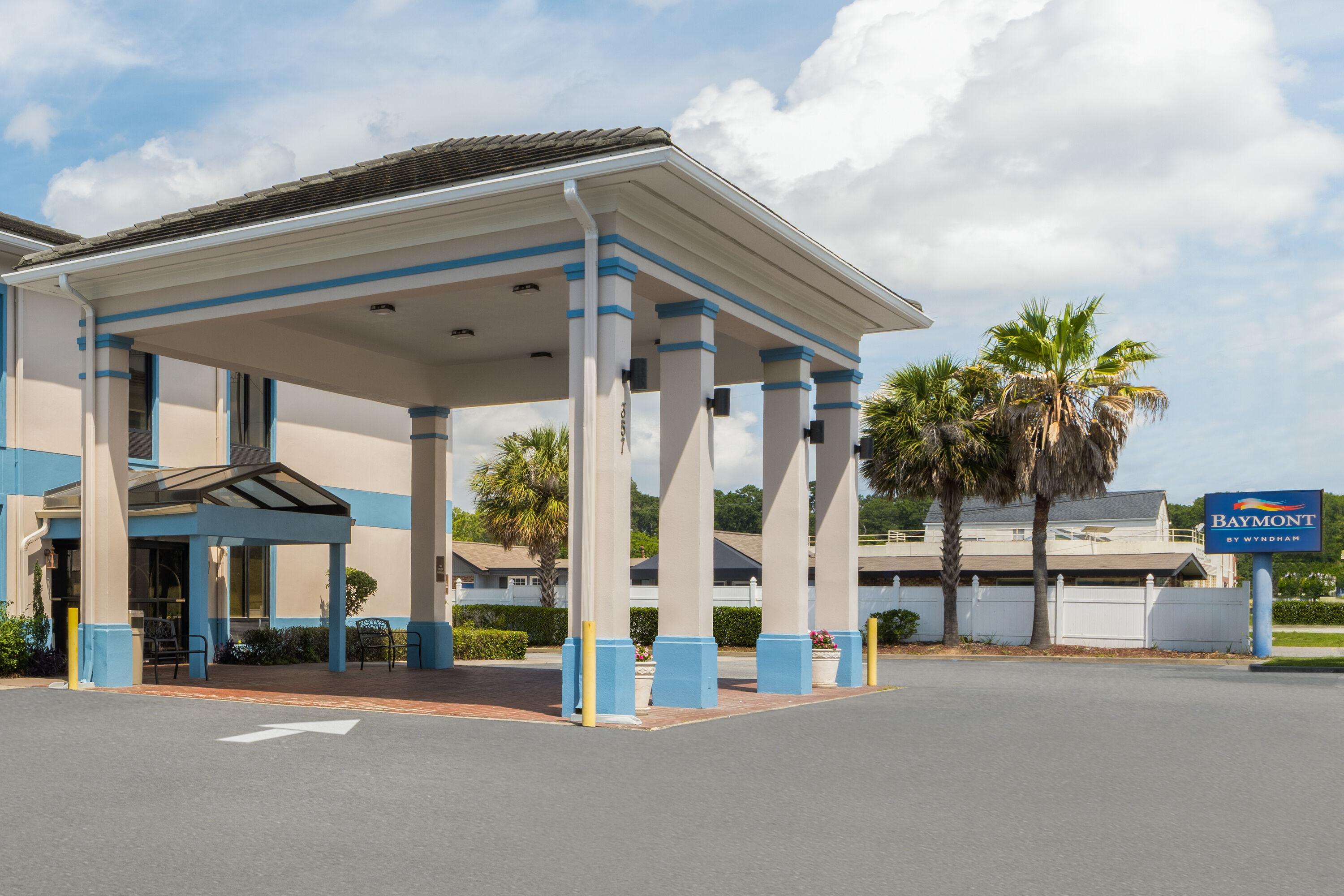 Exterior Day Image of Baymont by Wyndham Savannah/Garden City hotel in Savannah, Georgia