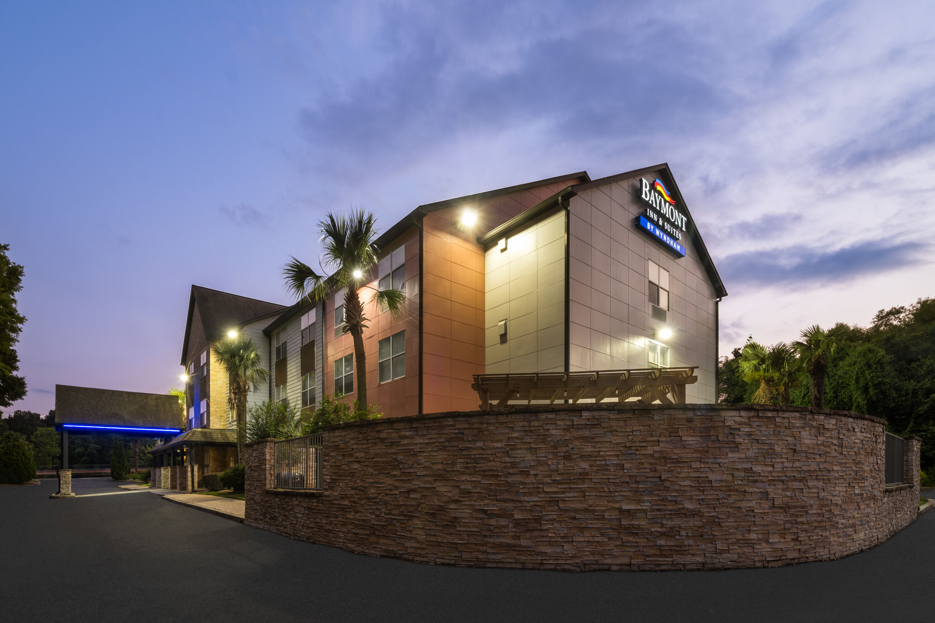 Exterior Dusk Image of Baymont by Wyndham Savannah/Garden City hotel in Savannah, Georgia